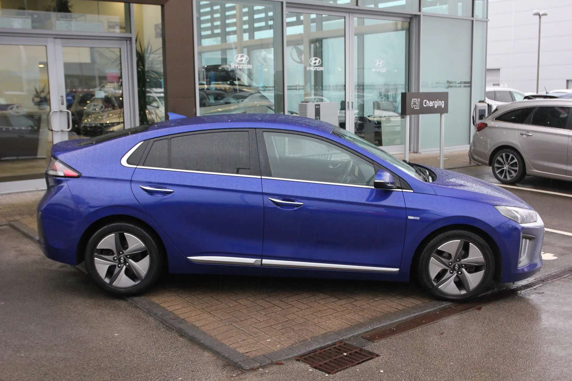 A 2019 HYUNDAI IONIQ 1.6 GDi Hybrid Premium SE 5dr DCT A 2019 HYUNDAI IONIQ 1.6 GDi Hybrid Premium SE 5dr DCT