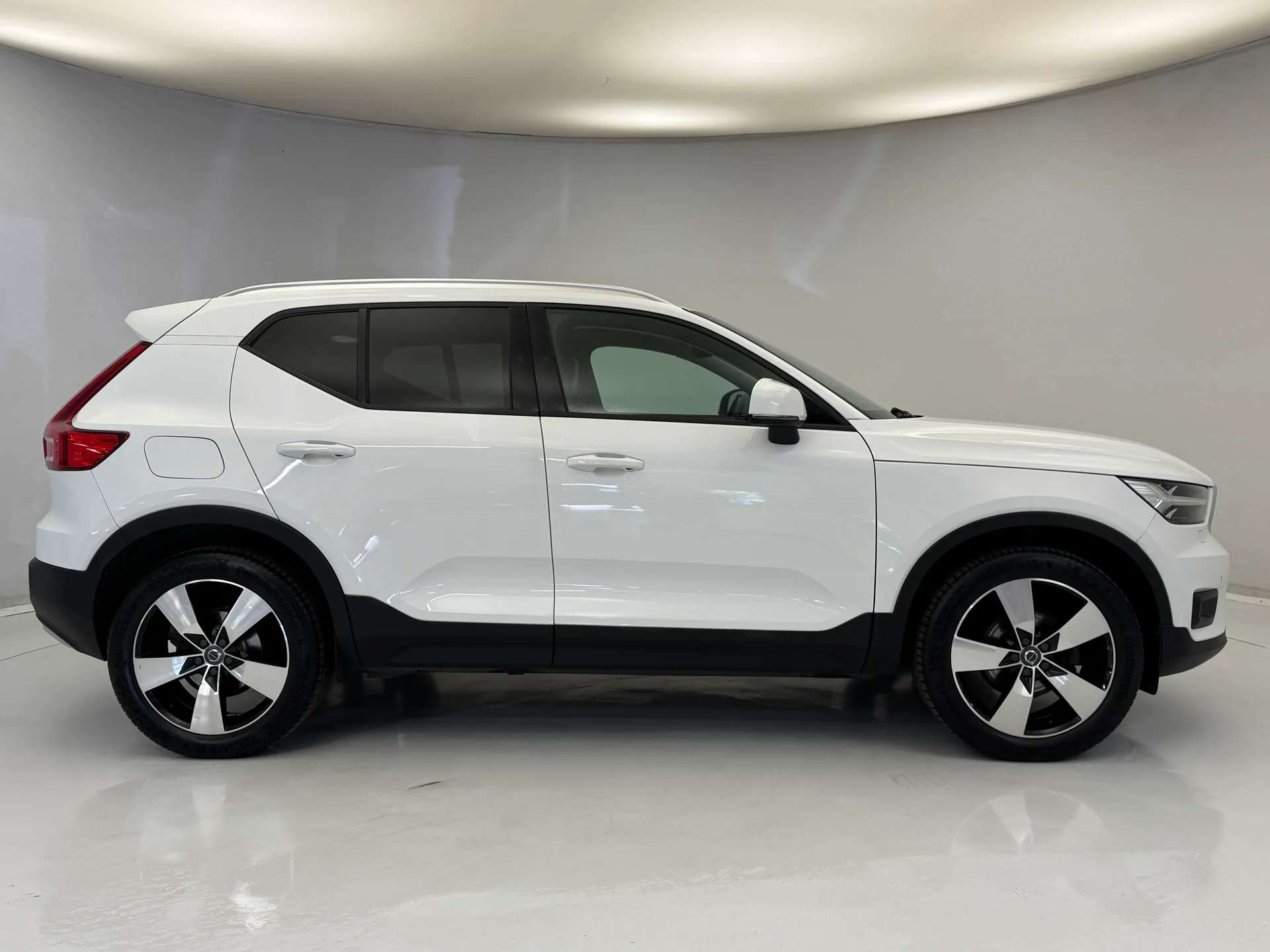 A 2018 VOLVO XC40 1.5 T3 Momentum Pro 5dr A 2018 VOLVO XC40 1.5 T3 Momentum Pro 5dr