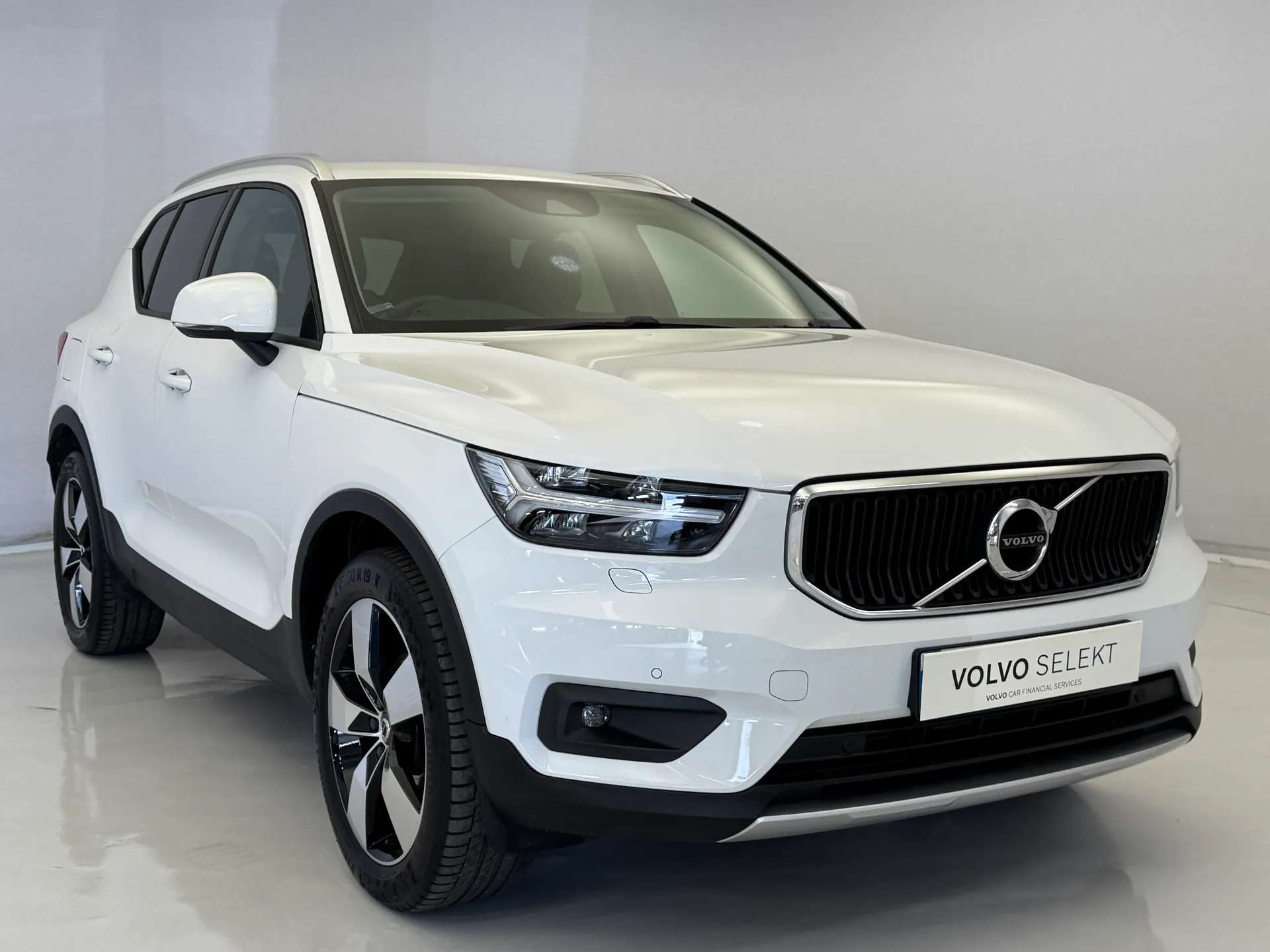 A 2018 VOLVO XC40 1.5 T3 Momentum Pro 5dr A 2018 VOLVO XC40 1.5 T3 Momentum Pro 5dr