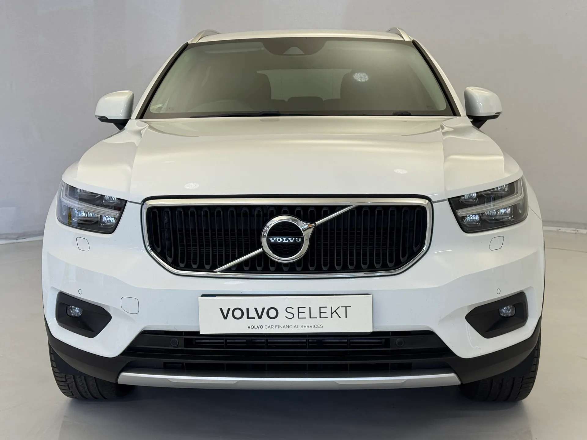 A 2018 VOLVO XC40 1.5 T3 Momentum Pro 5dr A 2018 VOLVO XC40 1.5 T3 Momentum Pro 5dr
