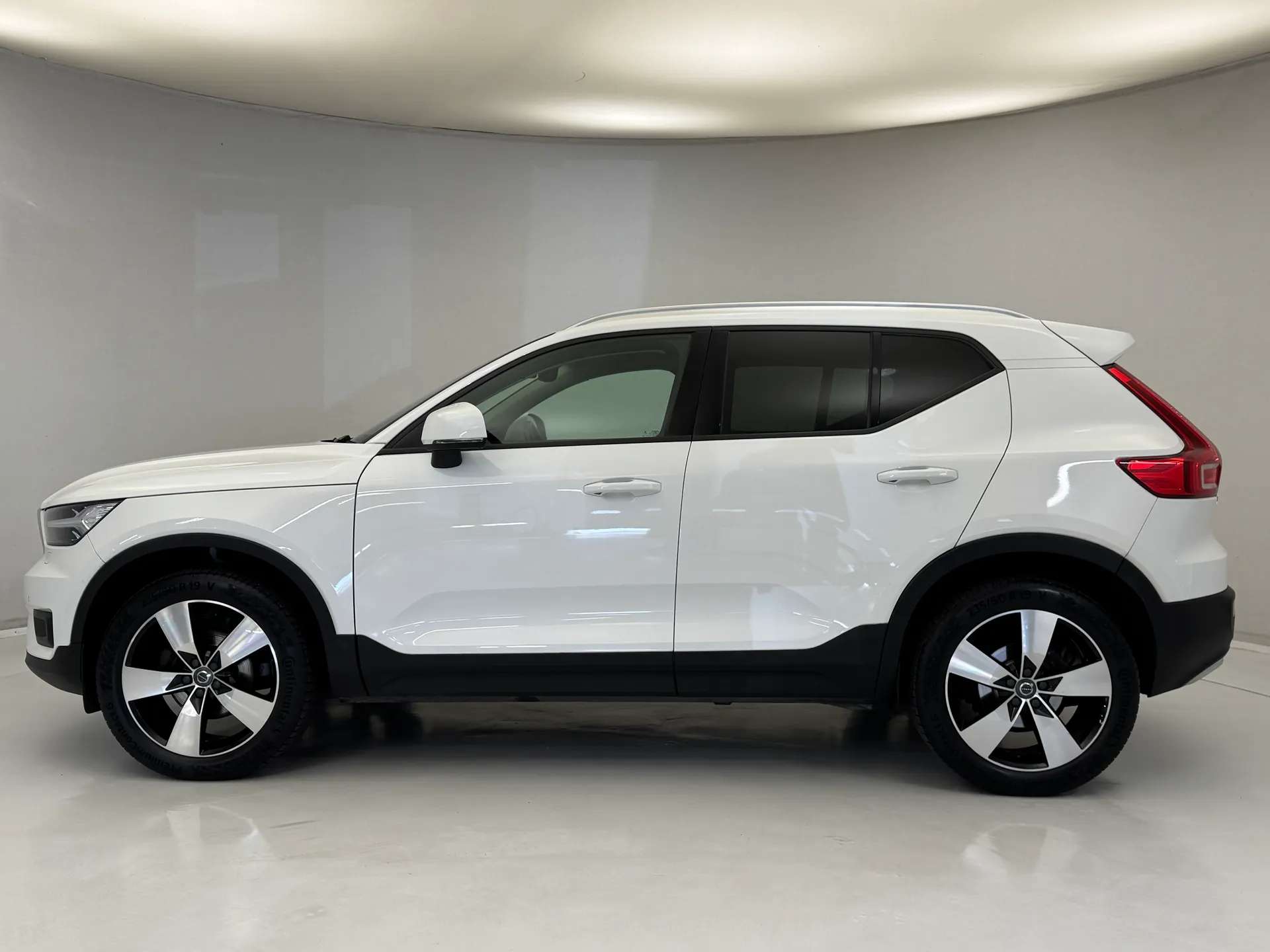 A 2018 VOLVO XC40 1.5 T3 Momentum Pro 5dr A 2018 VOLVO XC40 1.5 T3 Momentum Pro 5dr