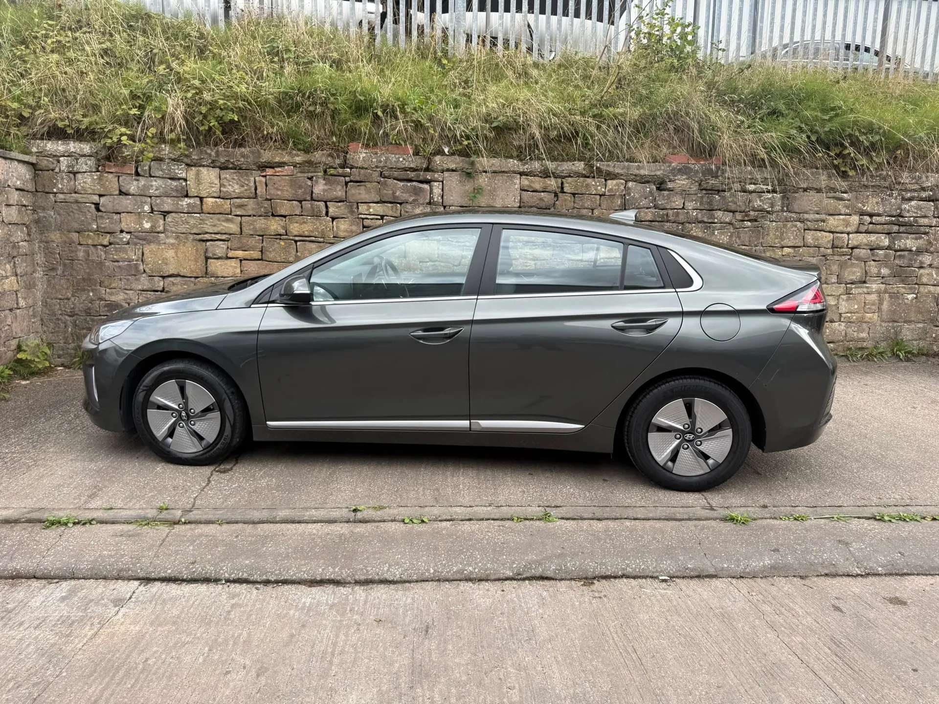 A 2022 HYUNDAI IONIQ 1.6 GDi Hybrid Premium 5dr DCT âHEATED SEATSâCAMERAâNAVâ A 2022 HYUNDAI IONIQ 1.6 GDi Hybrid Premium 5dr DCT âHEATED SEATSâCAMERAâNAVâ