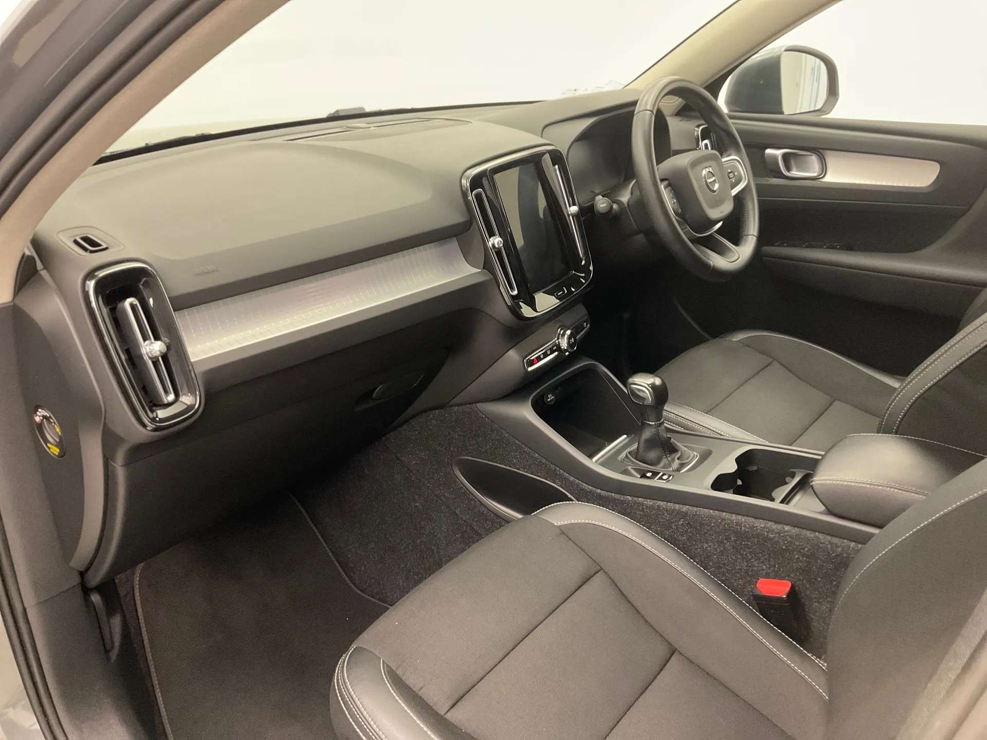 A 2019 VOLVO XC40 1.5 T3 Momentum 5dr A 2019 VOLVO XC40 1.5 T3 Momentum 5dr