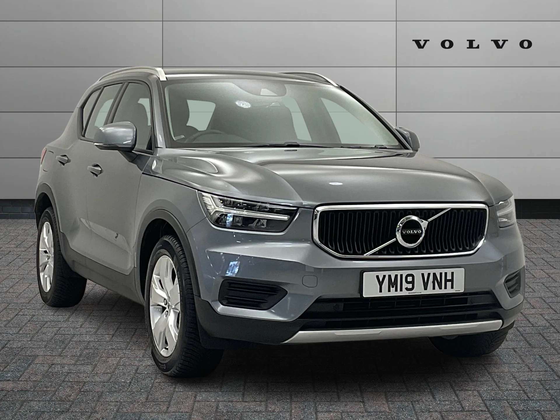 A 2019 VOLVO XC40 1.5 T3 Momentum 5dr A 2019 VOLVO XC40 1.5 T3 Momentum 5dr