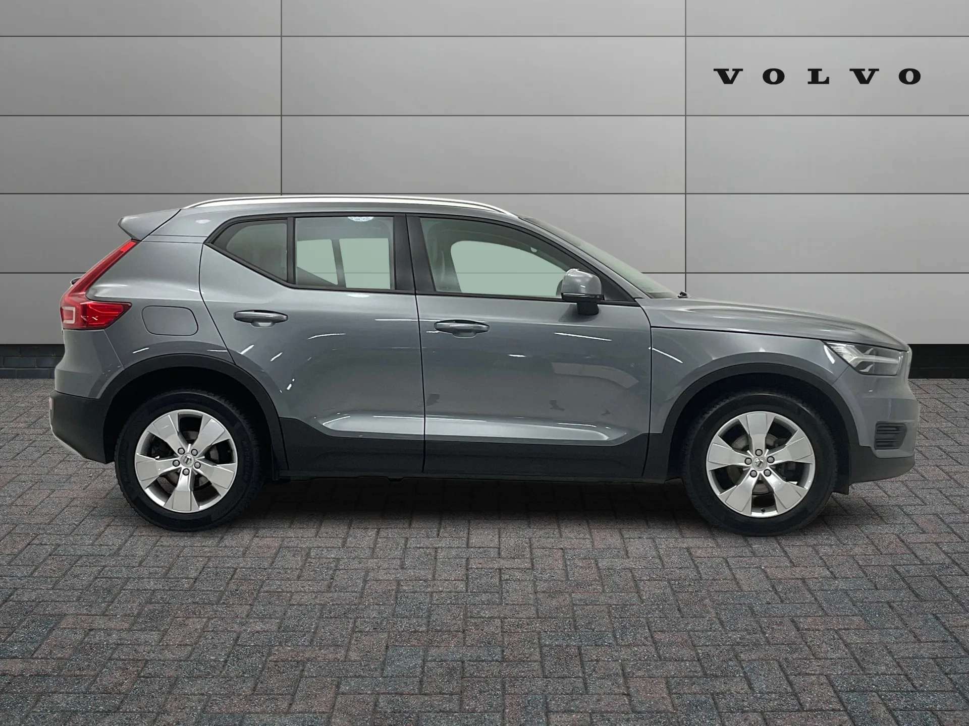 A 2019 VOLVO XC40 1.5 T3 Momentum 5dr A 2019 VOLVO XC40 1.5 T3 Momentum 5dr