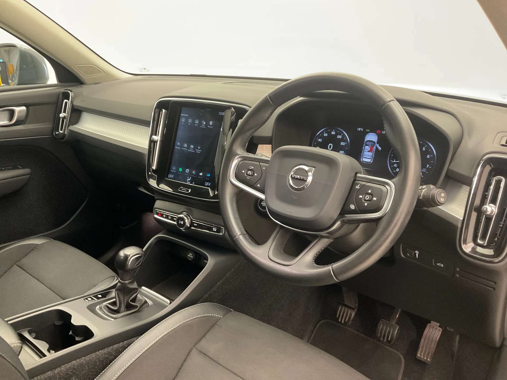A 2019 VOLVO XC40 1.5 T3 Momentum 5dr A 2019 VOLVO XC40 1.5 T3 Momentum 5dr