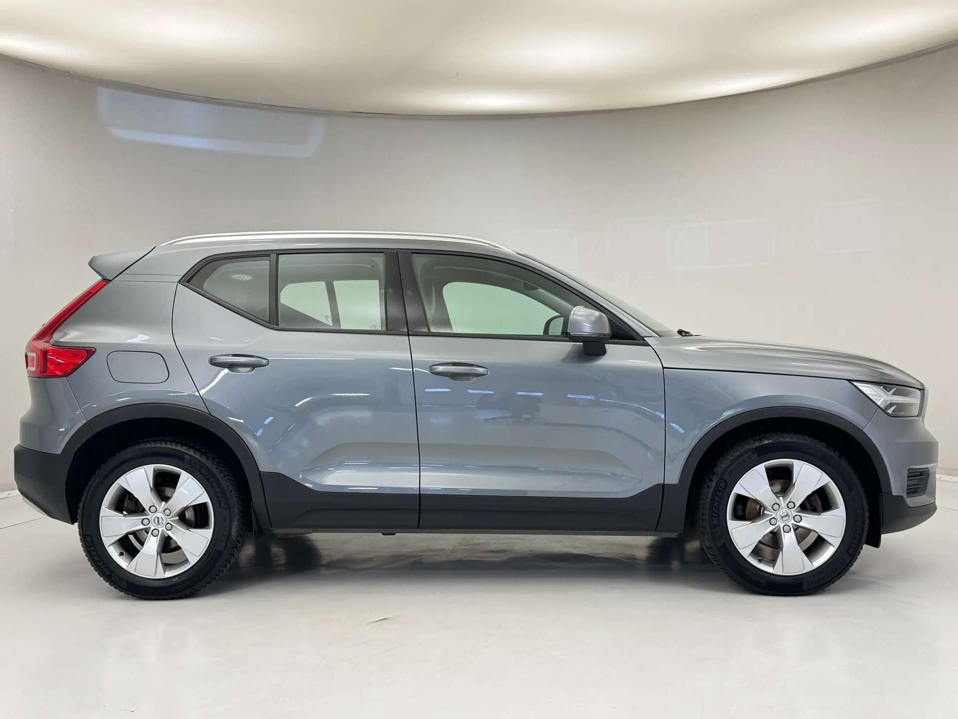 A 2019 VOLVO XC40 1.5 T3 Momentum 5dr A 2019 VOLVO XC40 1.5 T3 Momentum 5dr