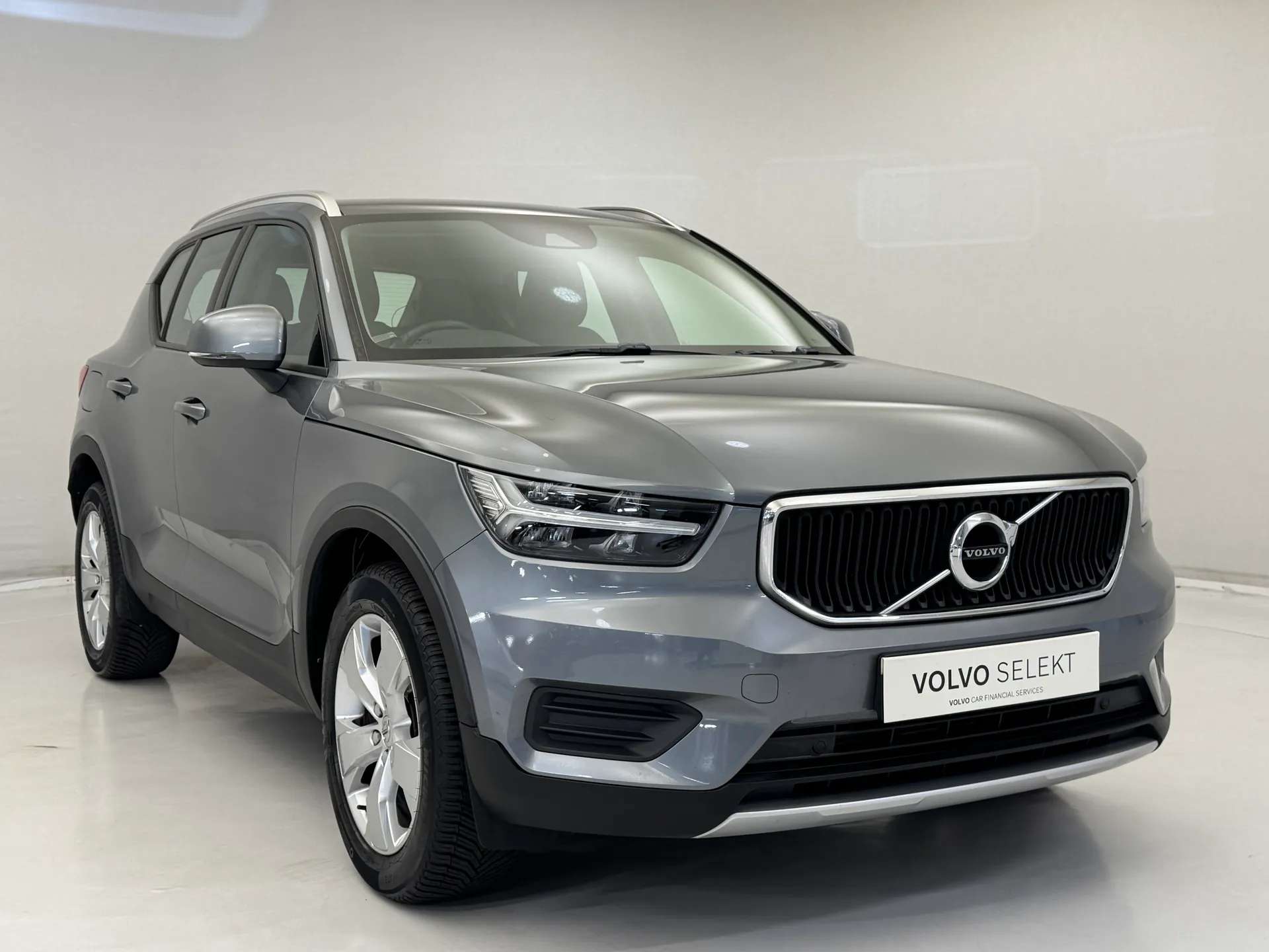 A 2019 VOLVO XC40 1.5 T3 Momentum 5dr A 2019 VOLVO XC40 1.5 T3 Momentum 5dr