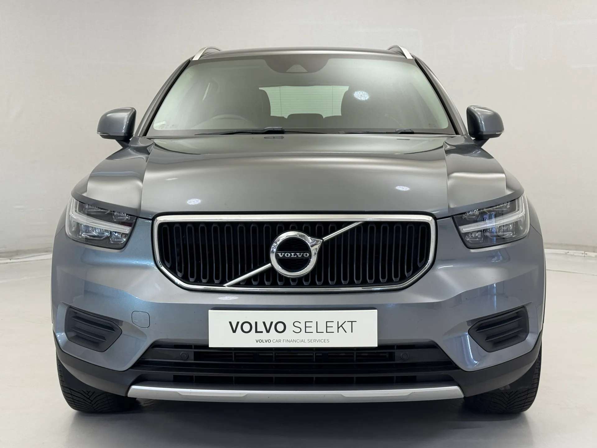 A 2019 VOLVO XC40 1.5 T3 Momentum 5dr A 2019 VOLVO XC40 1.5 T3 Momentum 5dr