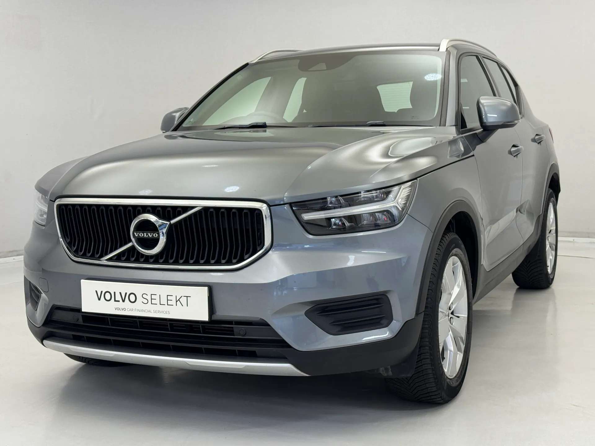 A 2019 VOLVO XC40 1.5 T3 Momentum 5dr A 2019 VOLVO XC40 1.5 T3 Momentum 5dr