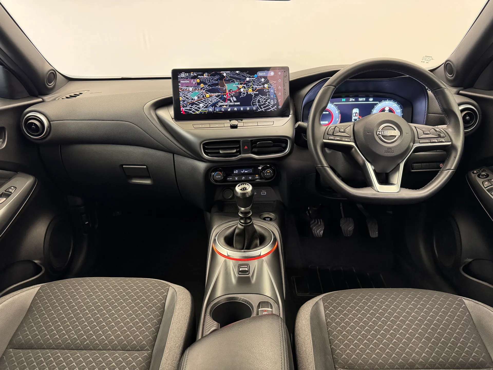 A 2024 NISSAN JUKE 1.0 DiG-T N-Connecta 5dr A 2024 NISSAN JUKE 1.0 DiG-T N-Connecta 5dr