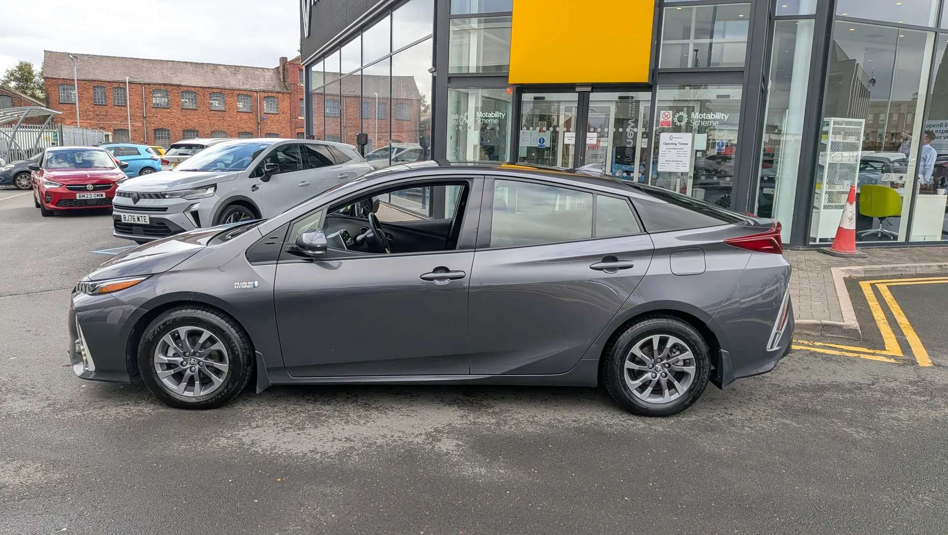 A 2018 TOYOTA PRIUS 1.8 VVTi Plug-in Business Edition Plus 5dr CVT A 2018 TOYOTA PRIUS 1.8 VVTi Plug-in Business Edition Plus 5dr CVT