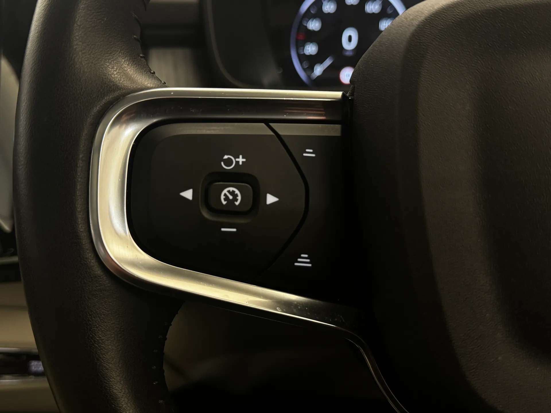 2020 VOLVO XC40 2020 VOLVO XC40