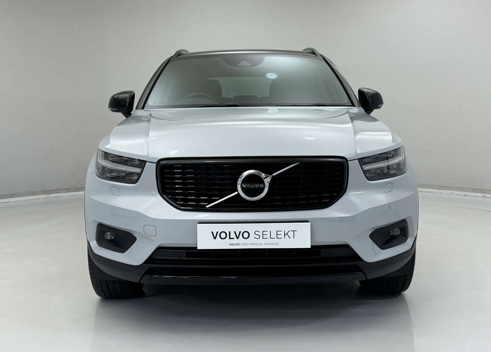A 2020 VOLVO XC40 2.0 B4P R DESIGN Pro 5dr Auto A 2020 VOLVO XC40 2.0 B4P R DESIGN Pro 5dr Auto