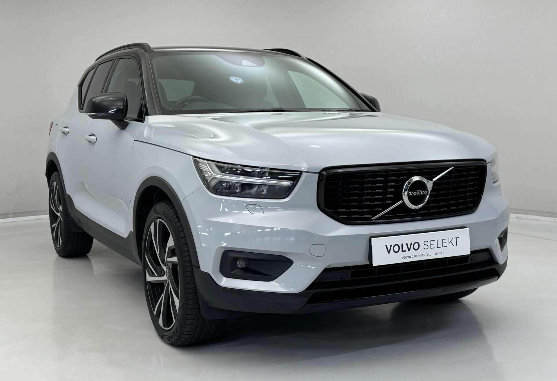 A 2020 VOLVO XC40 2.0 B4P R DESIGN Pro 5dr Auto A 2020 VOLVO XC40 2.0 B4P R DESIGN Pro 5dr Auto