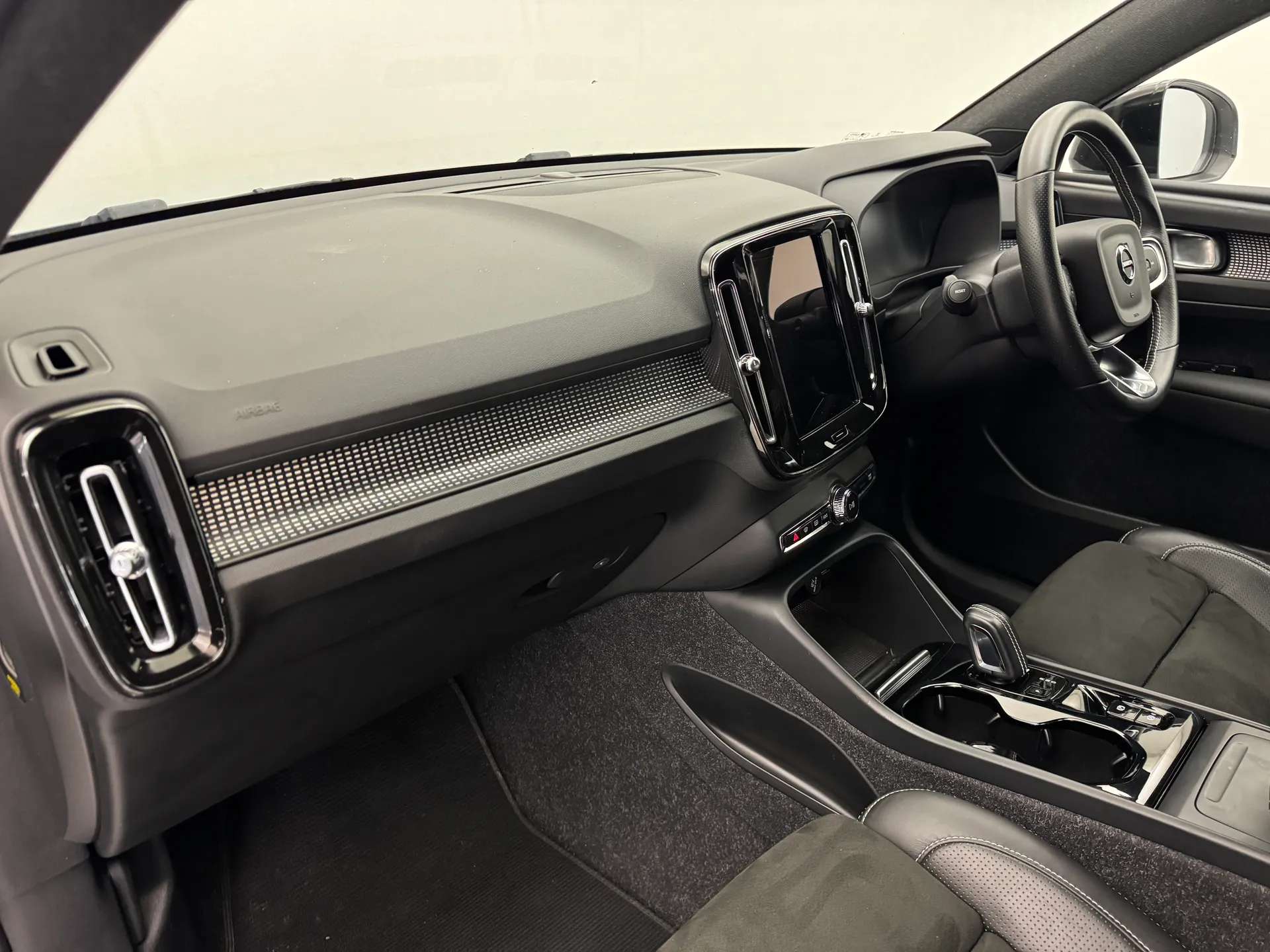 2020 VOLVO XC40 2020 VOLVO XC40