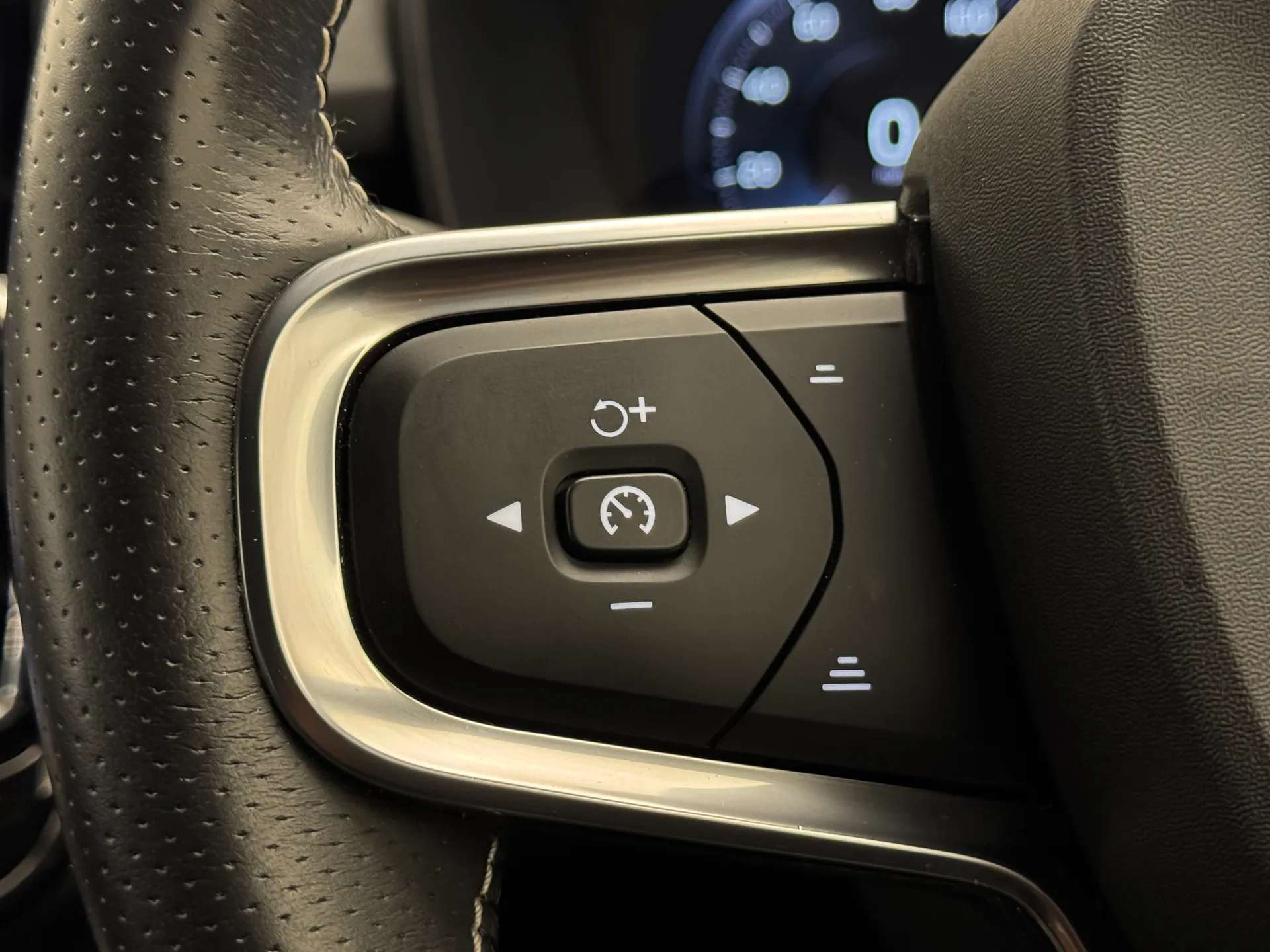 2020 VOLVO XC40 2020 VOLVO XC40