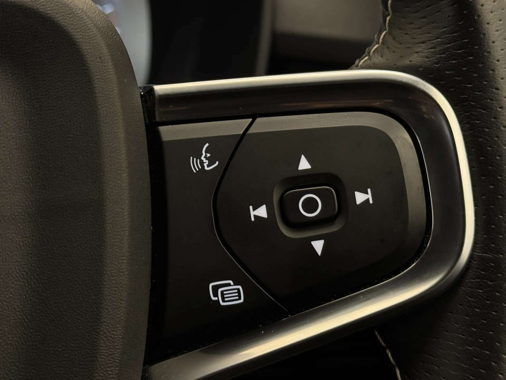 2020 VOLVO XC40 2020 VOLVO XC40