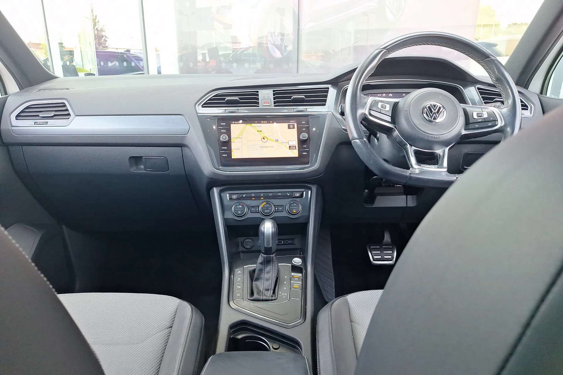 A 2020 VOLKSWAGEN TIGUAN 2.0 TSi 230 4Motion SEL 5dr DSG A 2020 VOLKSWAGEN TIGUAN 2.0 TSi 230 4Motion SEL 5dr DSG