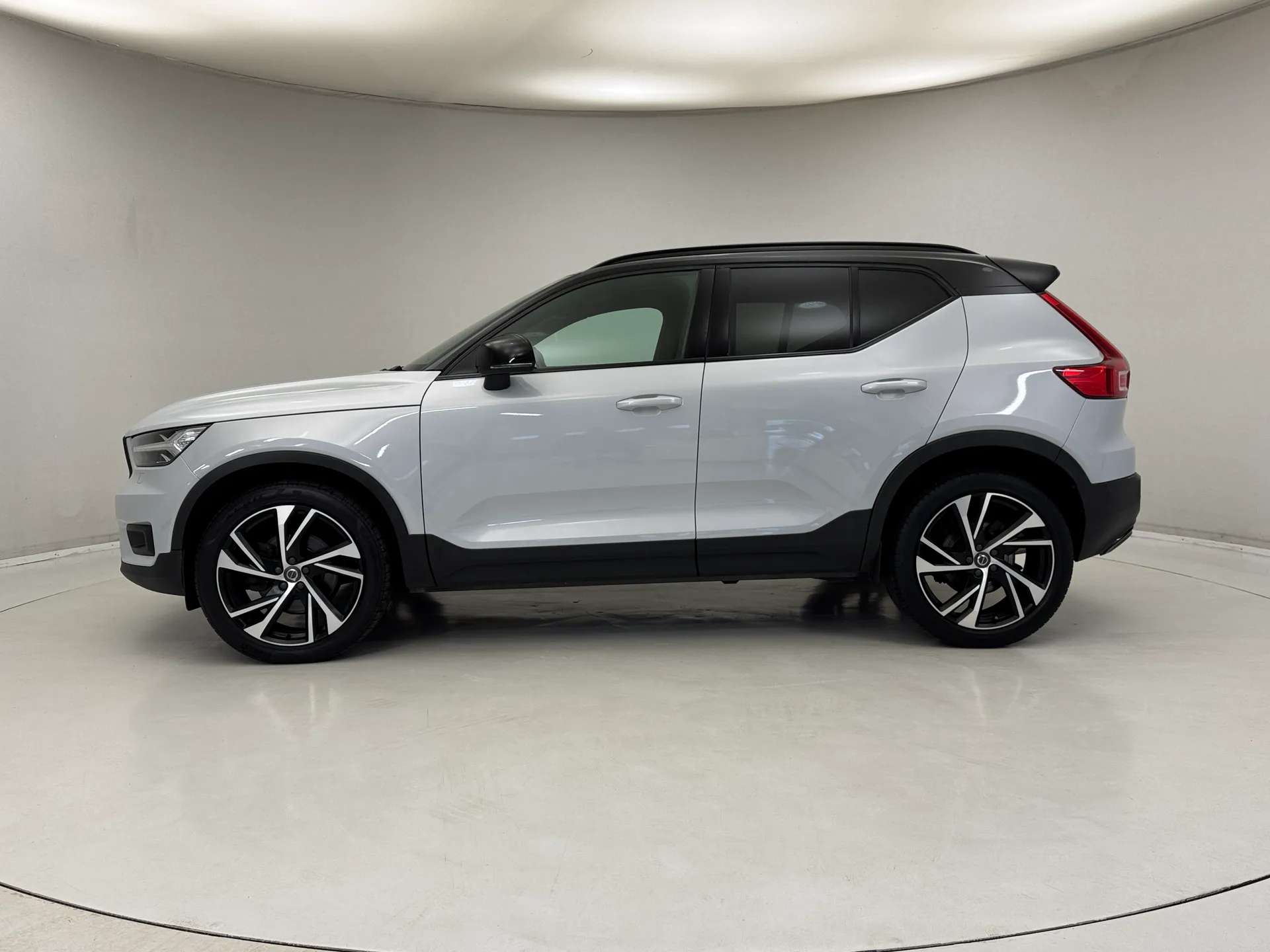 A 2020 VOLVO XC40 2.0 B4P R DESIGN Pro 5dr Auto A 2020 VOLVO XC40 2.0 B4P R DESIGN Pro 5dr Auto