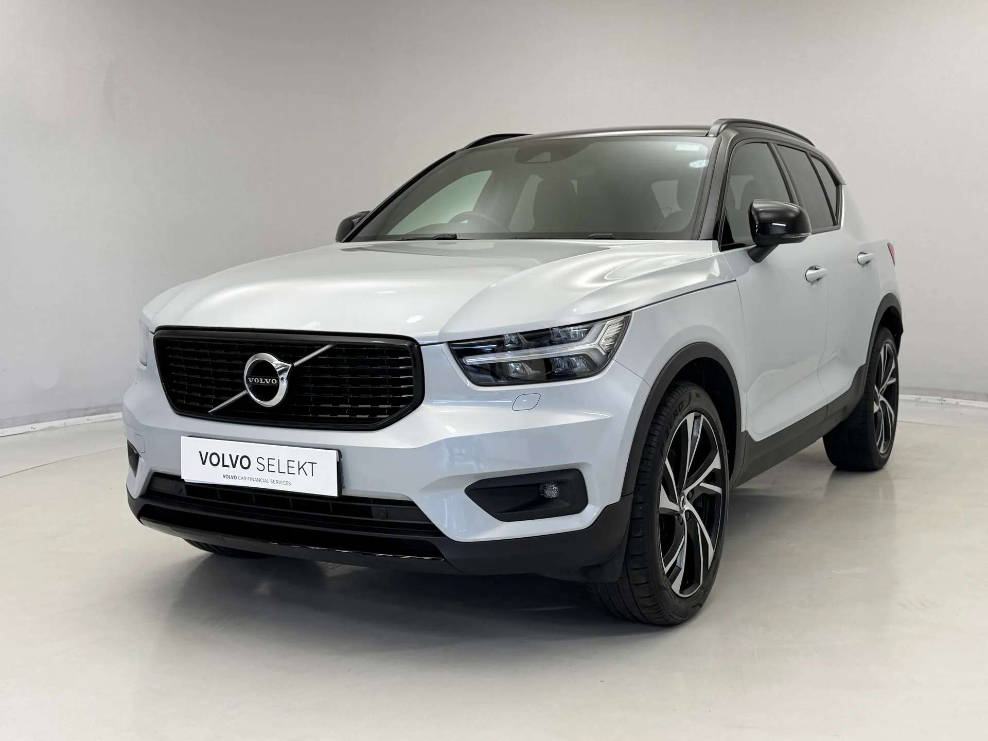 A 2020 VOLVO XC40 2.0 B4P R DESIGN Pro 5dr Auto A 2020 VOLVO XC40 2.0 B4P R DESIGN Pro 5dr Auto