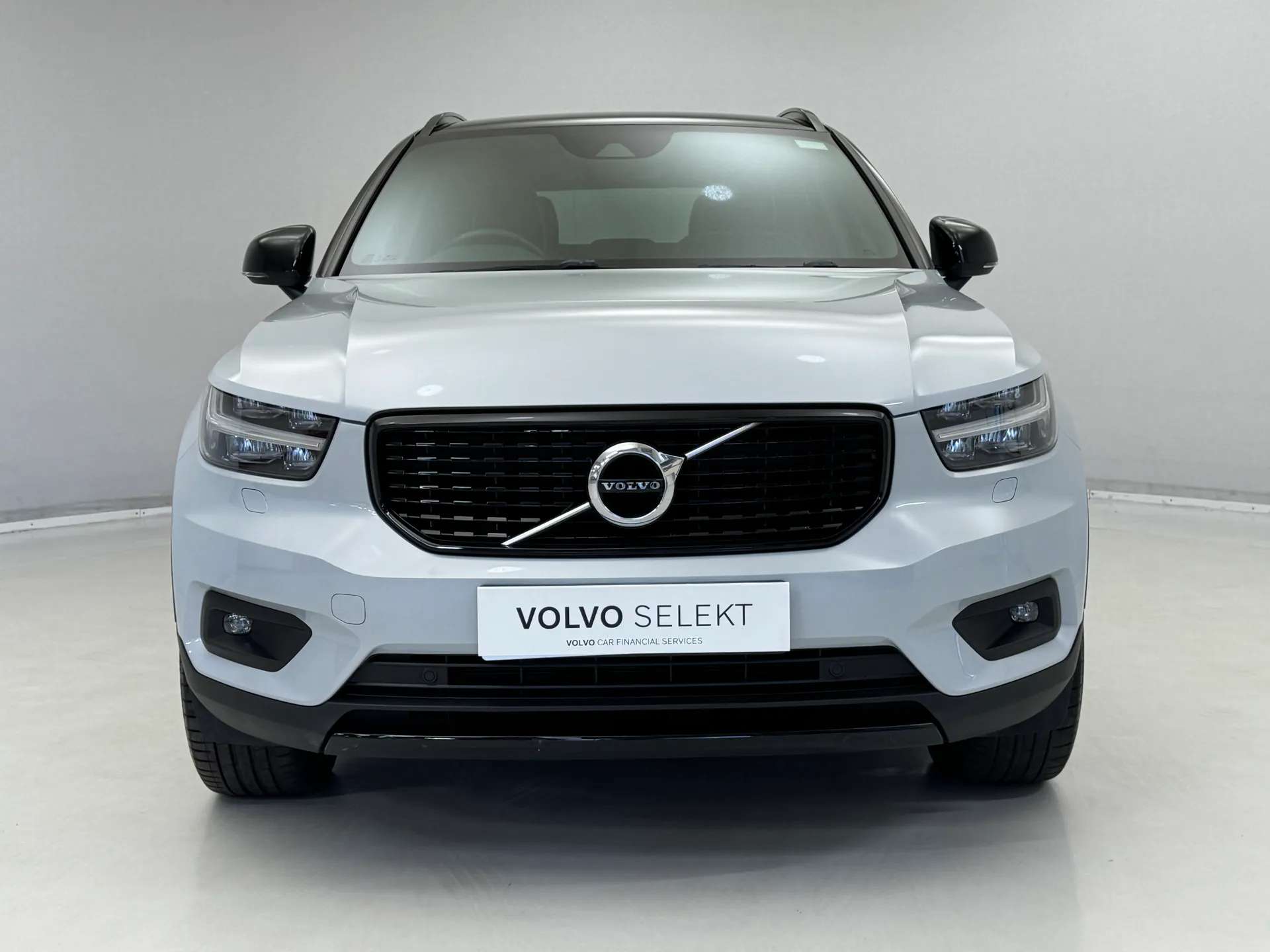 A 2020 VOLVO XC40 2.0 B4P R DESIGN Pro 5dr Auto A 2020 VOLVO XC40 2.0 B4P R DESIGN Pro 5dr Auto