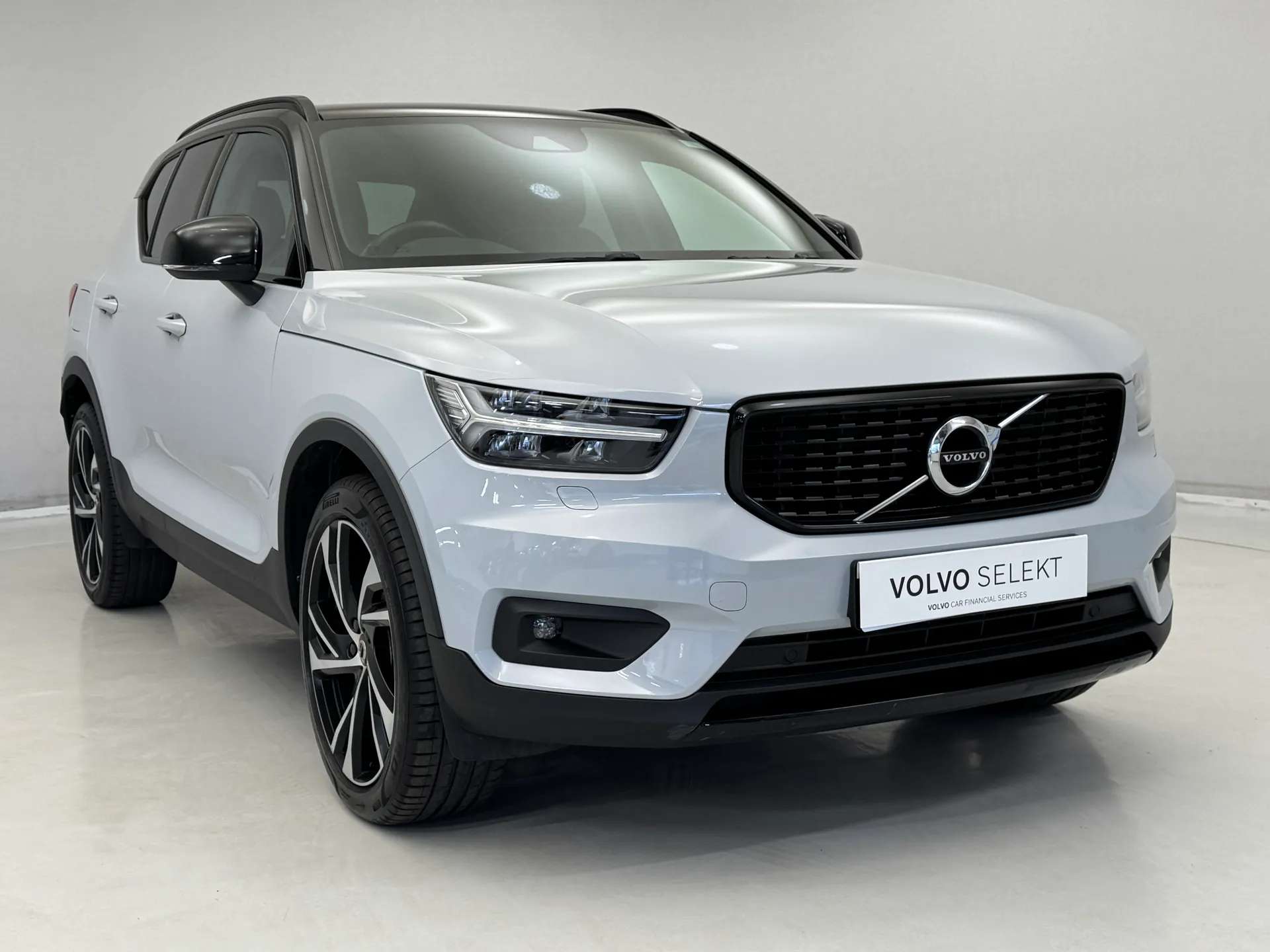 A 2020 VOLVO XC40 2.0 B4P R DESIGN Pro 5dr Auto A 2020 VOLVO XC40 2.0 B4P R DESIGN Pro 5dr Auto
