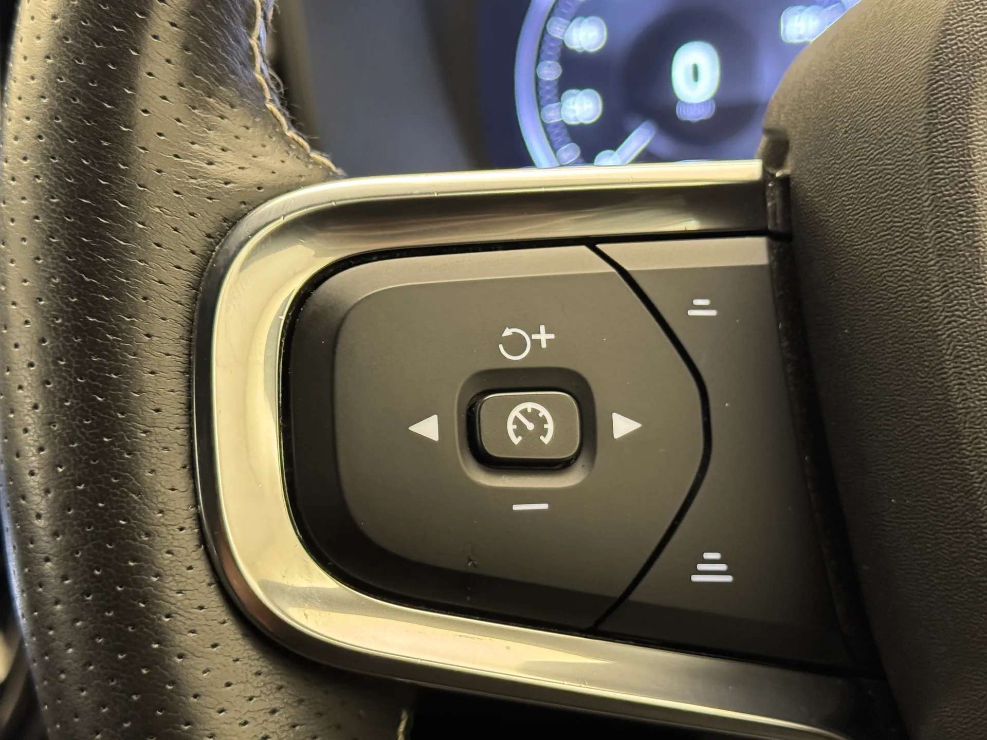2020 VOLVO XC40 2020 VOLVO XC40