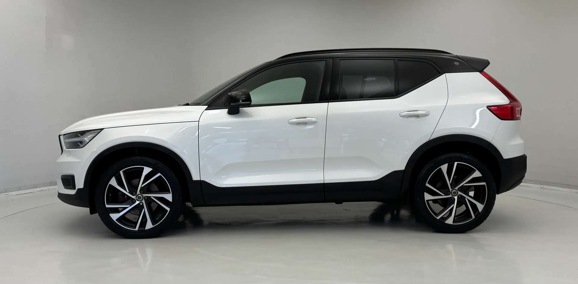 A 2020 VOLVO XC40 2.0 B4P R DESIGN Pro 5dr Auto A 2020 VOLVO XC40 2.0 B4P R DESIGN Pro 5dr Auto
