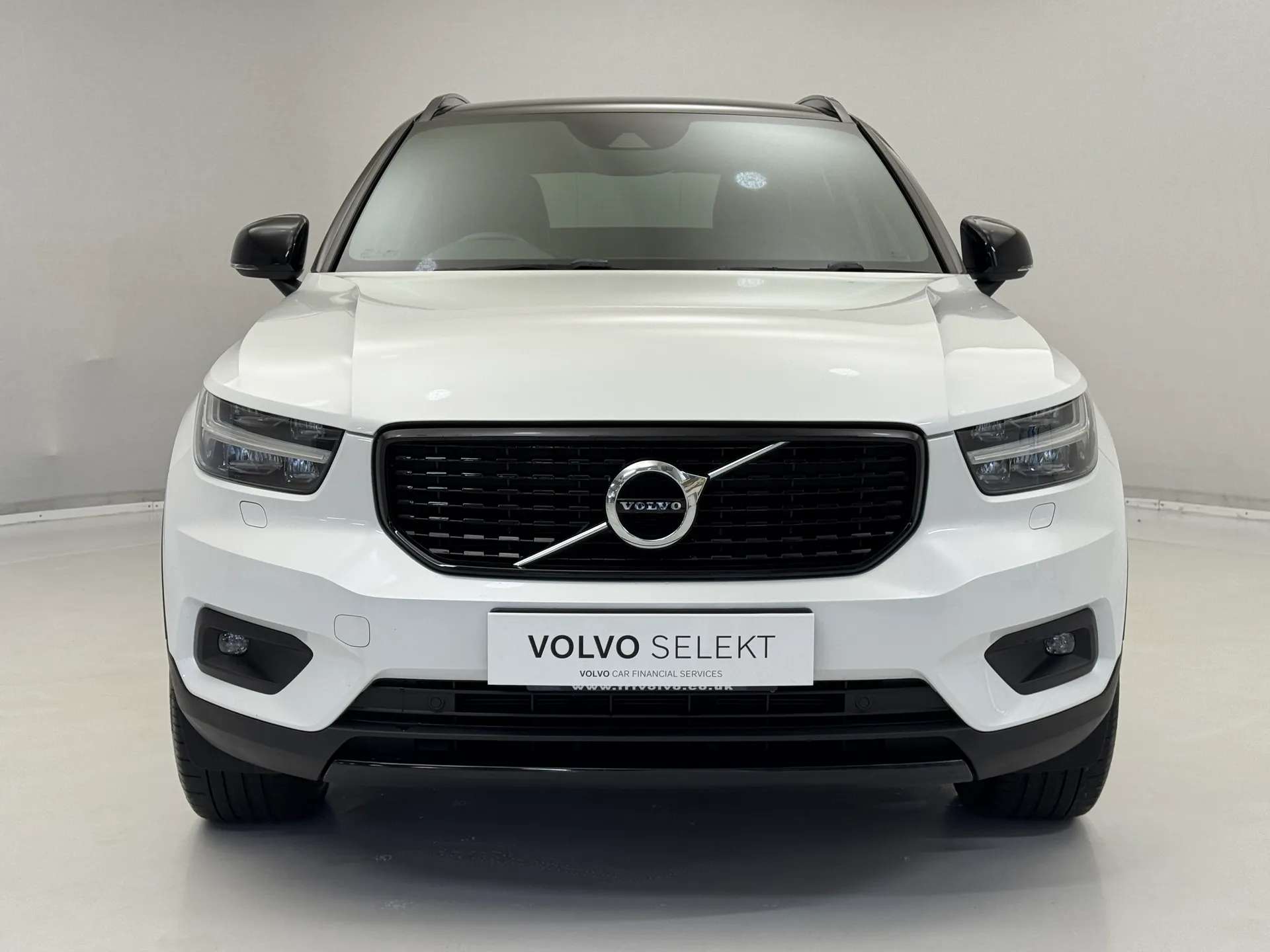 A 2020 VOLVO XC40 2.0 B4P R DESIGN Pro 5dr Auto A 2020 VOLVO XC40 2.0 B4P R DESIGN Pro 5dr Auto