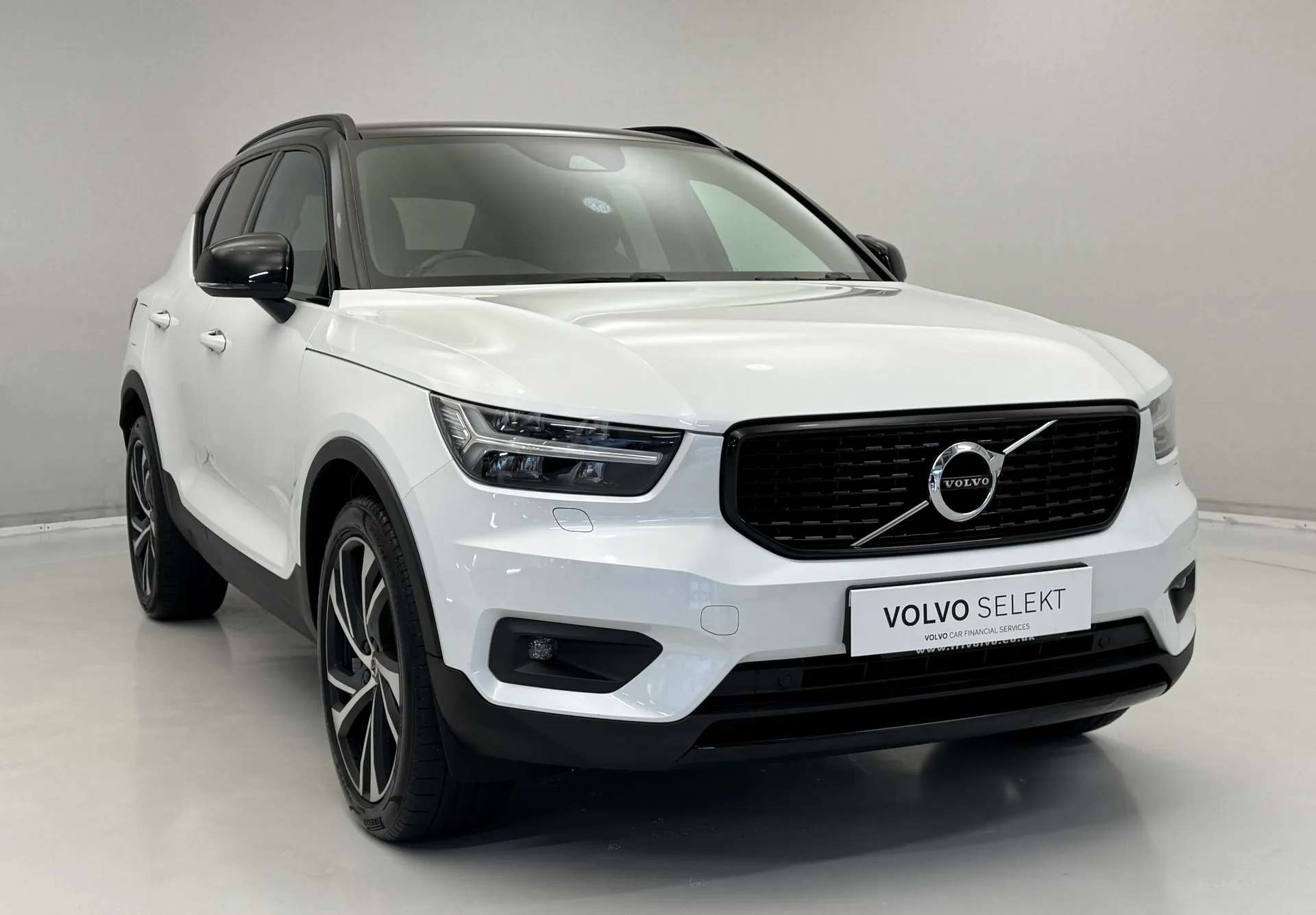 A 2020 VOLVO XC40 2.0 B4P R DESIGN Pro 5dr Auto A 2020 VOLVO XC40 2.0 B4P R DESIGN Pro 5dr Auto
