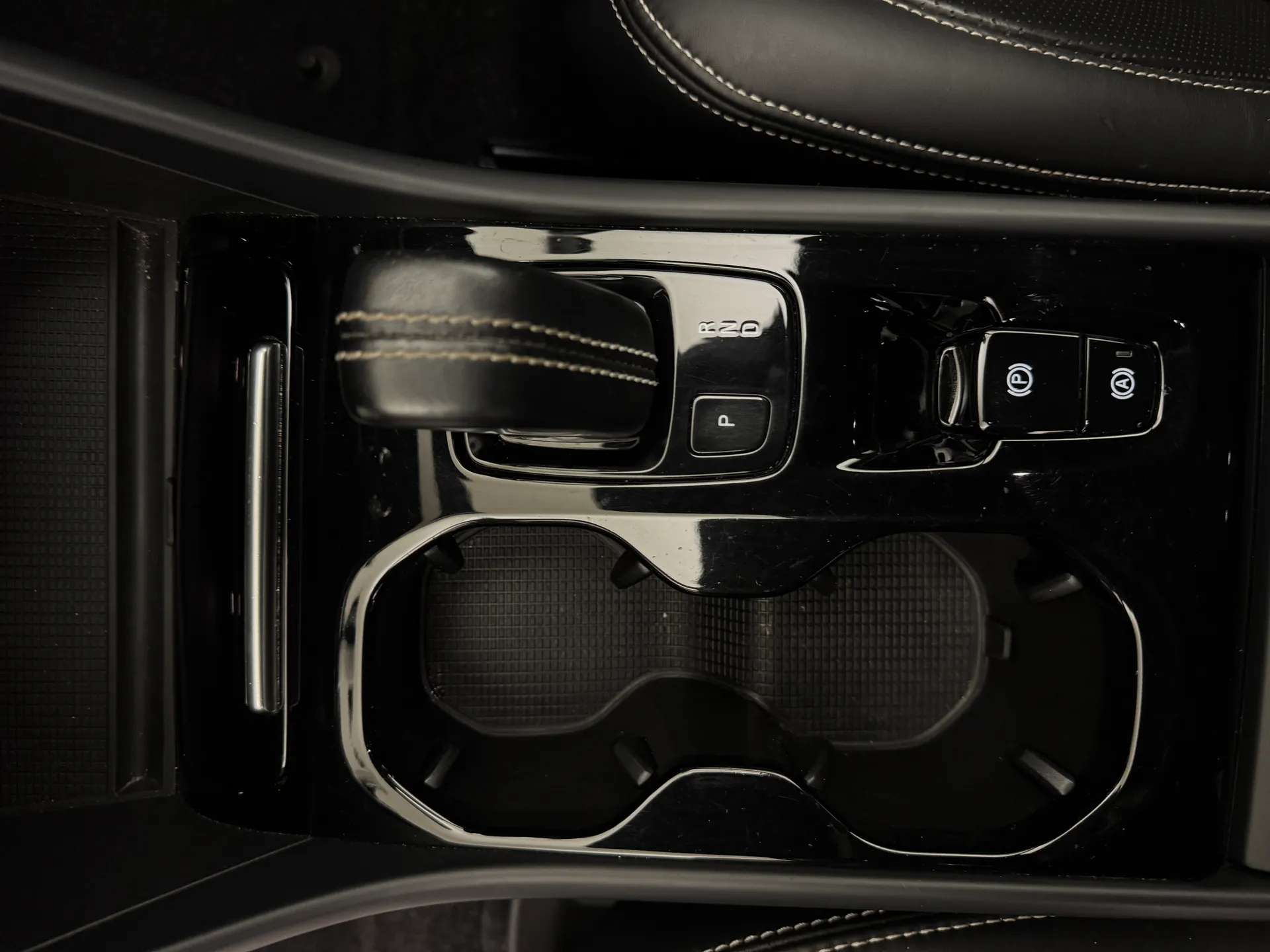 2020 VOLVO XC40 2020 VOLVO XC40