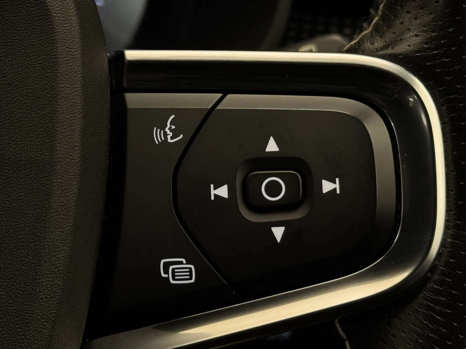 2020 VOLVO XC40 2020 VOLVO XC40