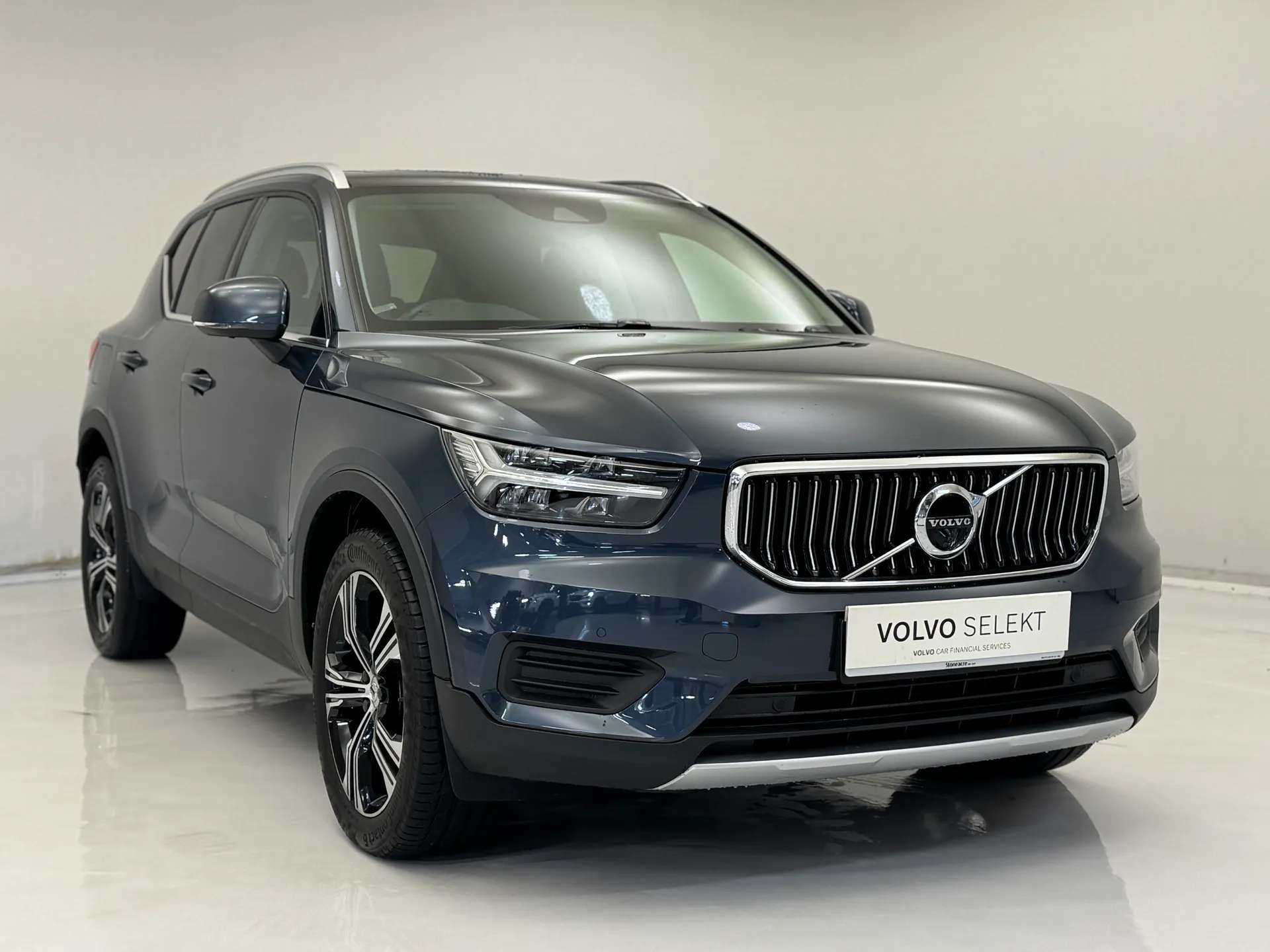 A 2021 VOLVO XC40 2.0 B4P Inscription 5dr Auto A 2021 VOLVO XC40 2.0 B4P Inscription 5dr Auto