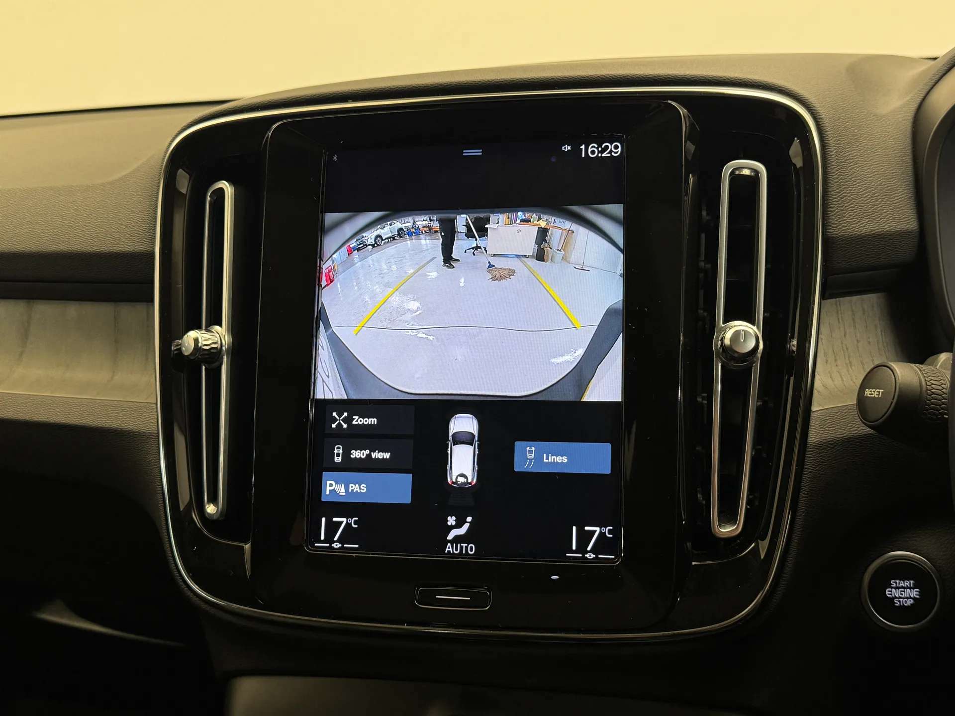 2021 VOLVO XC40 2021 VOLVO XC40