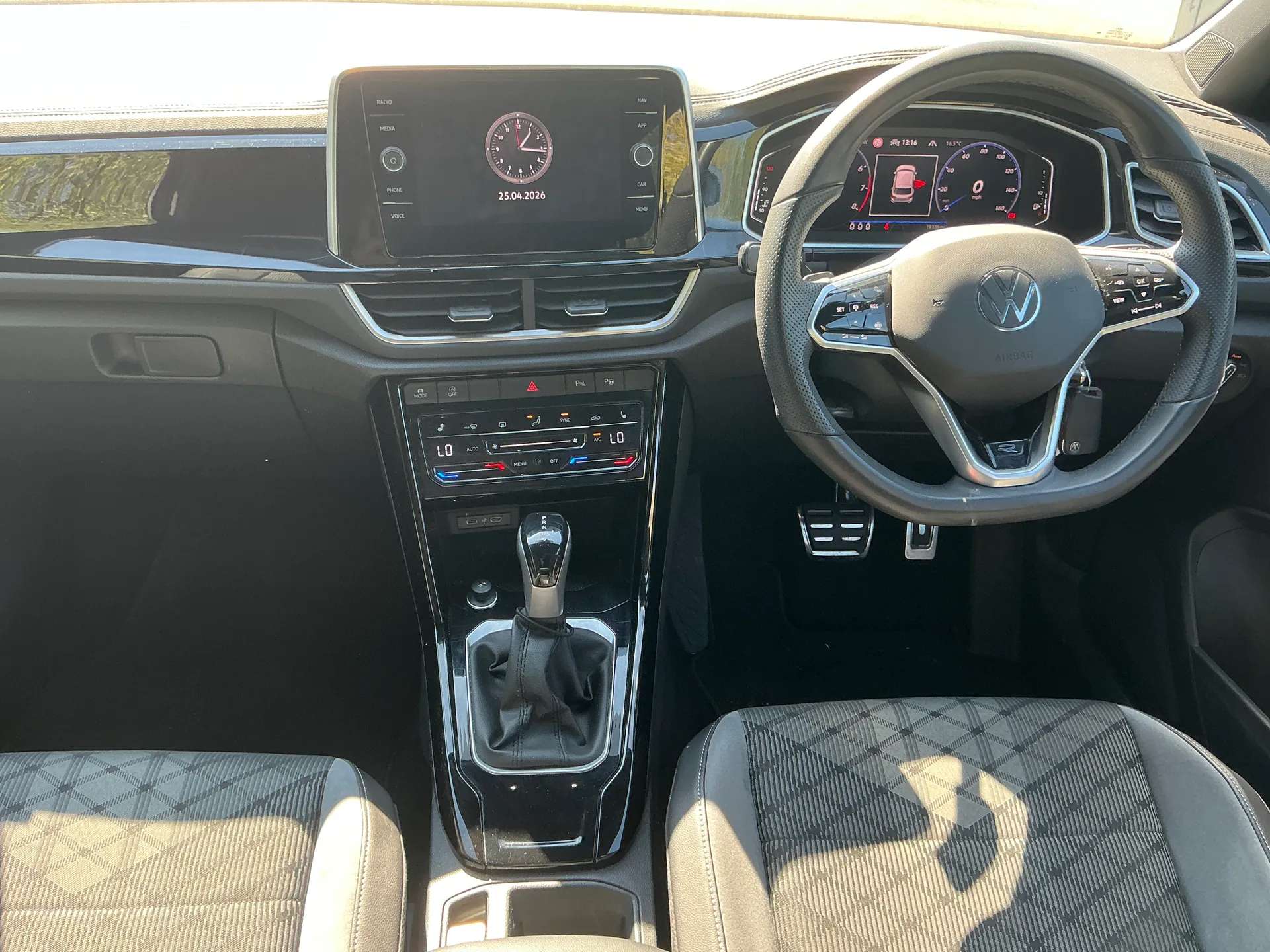 A 2023 VOLKSWAGEN T-ROC 1.5 TSI R-Line 5dr DSG A 2023 VOLKSWAGEN T-ROC 1.5 TSI R-Line 5dr DSG