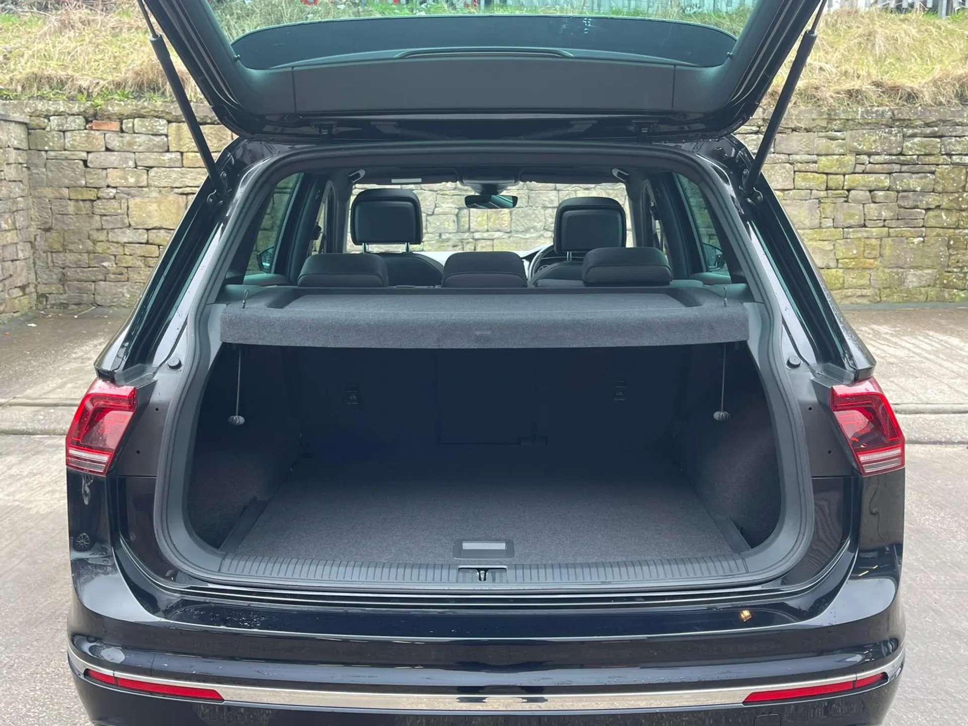 A 2018 VOLKSWAGEN TIGUAN 2.0 TSi 180 4Motion R-Line 5dr DSG A 2018 VOLKSWAGEN TIGUAN 2.0 TSi 180 4Motion R-Line 5dr DSG