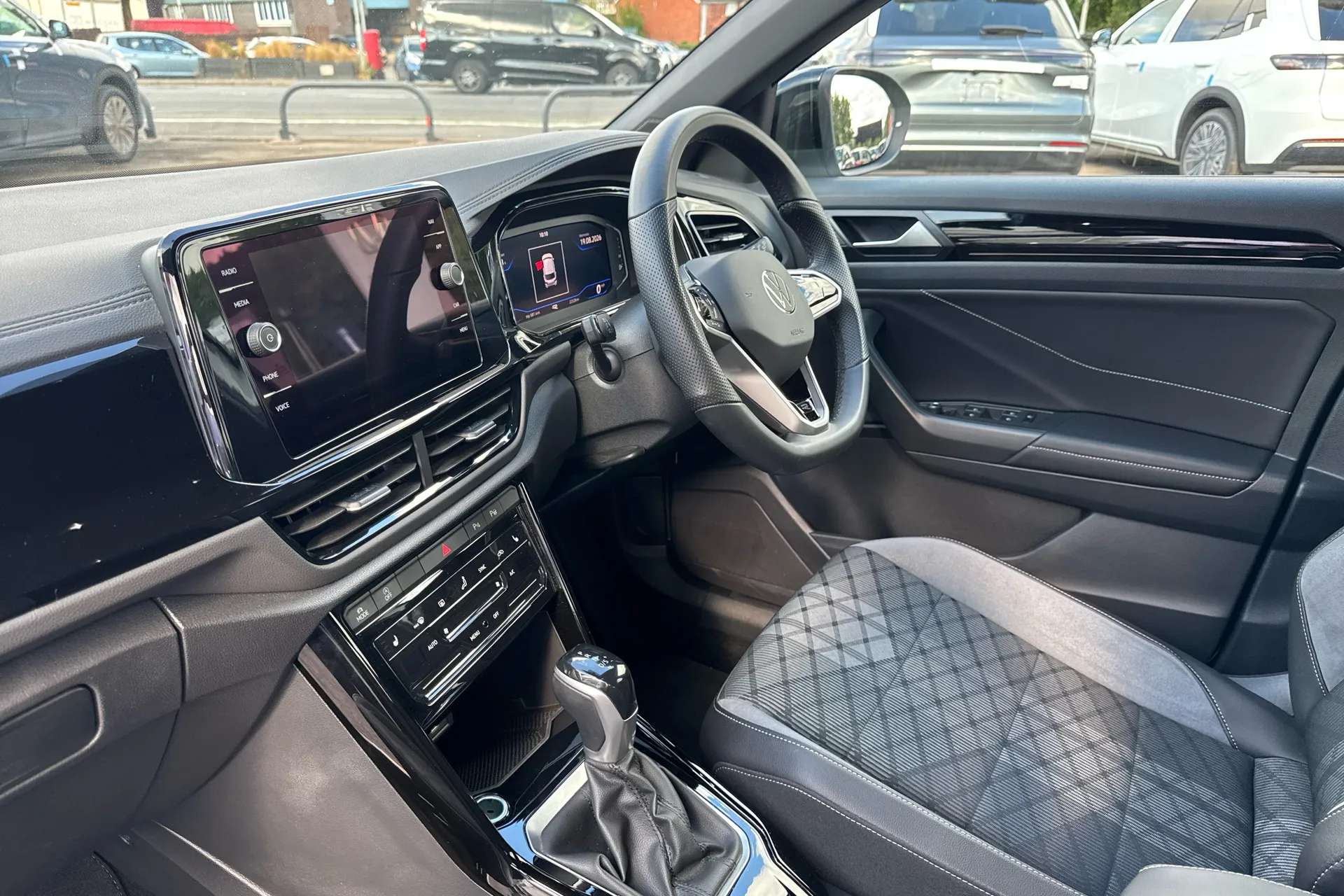 A 2023 VOLKSWAGEN T-ROC 1.5 TSI R-Line 5dr DSG A 2023 VOLKSWAGEN T-ROC 1.5 TSI R-Line 5dr DSG