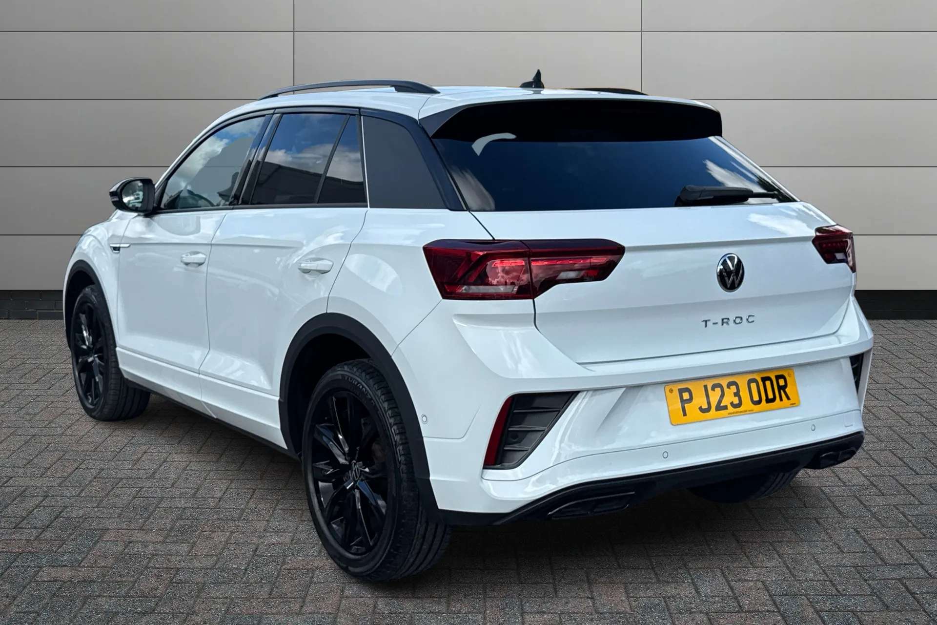 A 2023 VOLKSWAGEN T-ROC 1.5 TSI R-Line 5dr DSG A 2023 VOLKSWAGEN T-ROC 1.5 TSI R-Line 5dr DSG