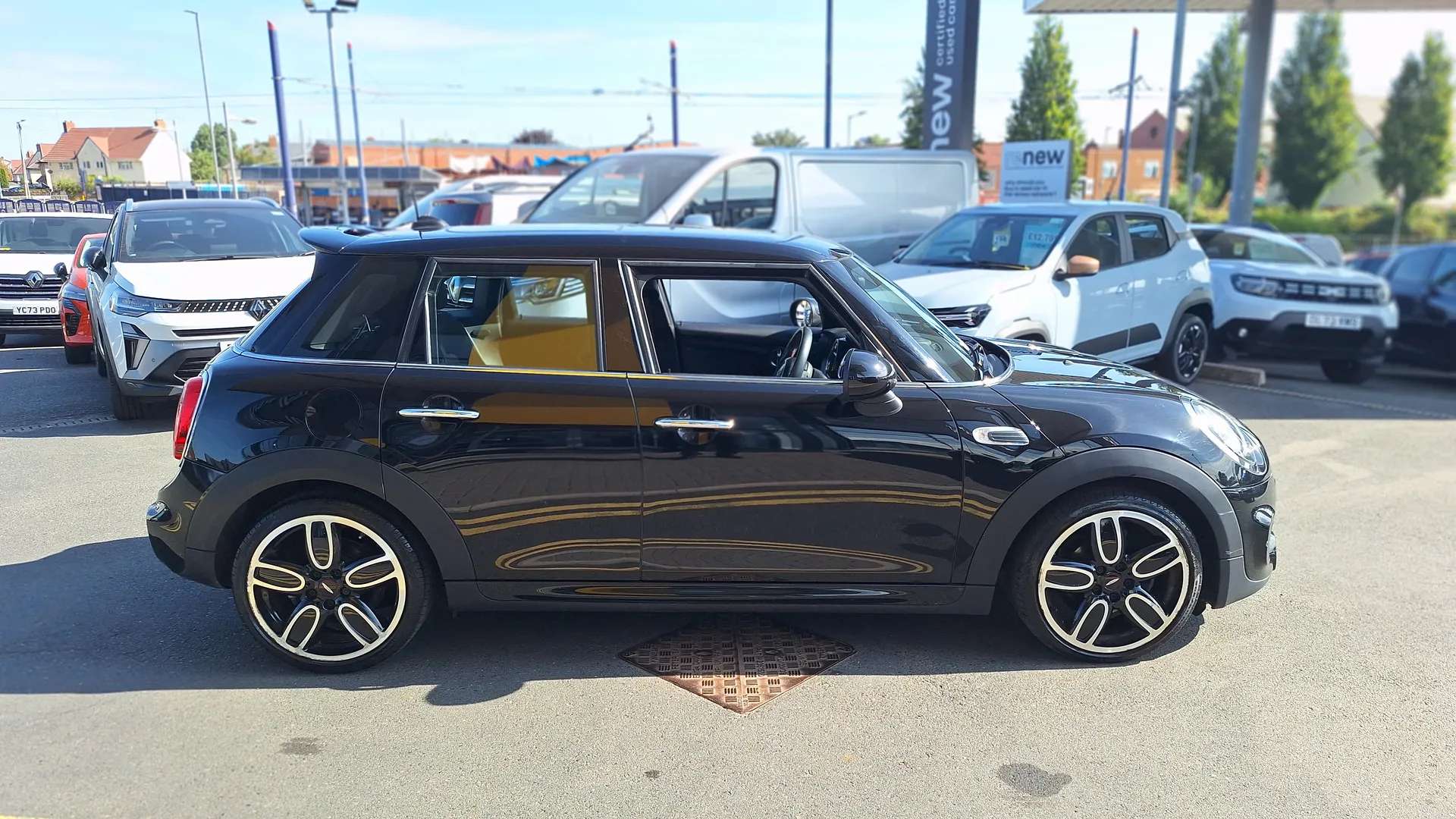 A 2019 MINI HATCH 1.5 Cooper Sport II 5dr A 2019 MINI HATCH 1.5 Cooper Sport II 5dr