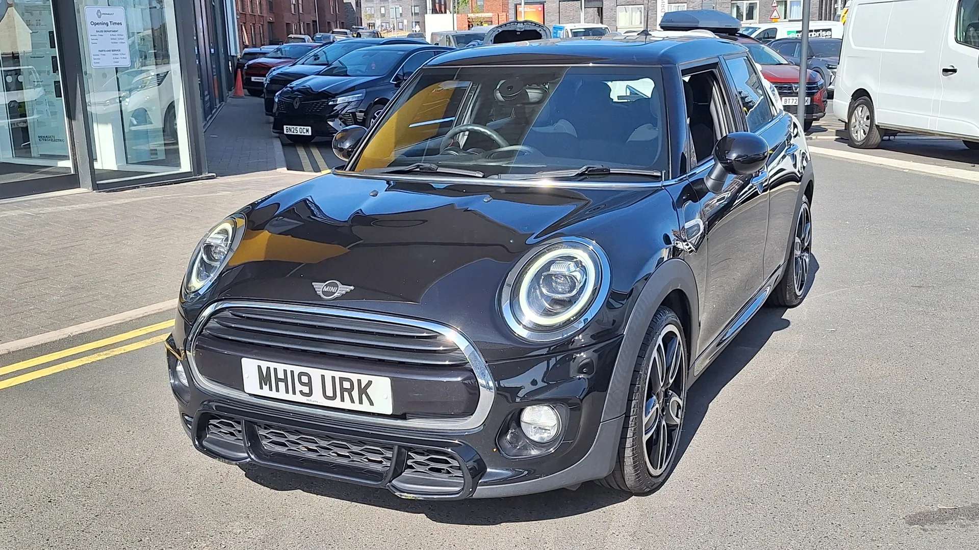 A 2019 MINI HATCH 1.5 Cooper Sport II 5dr A 2019 MINI HATCH 1.5 Cooper Sport II 5dr