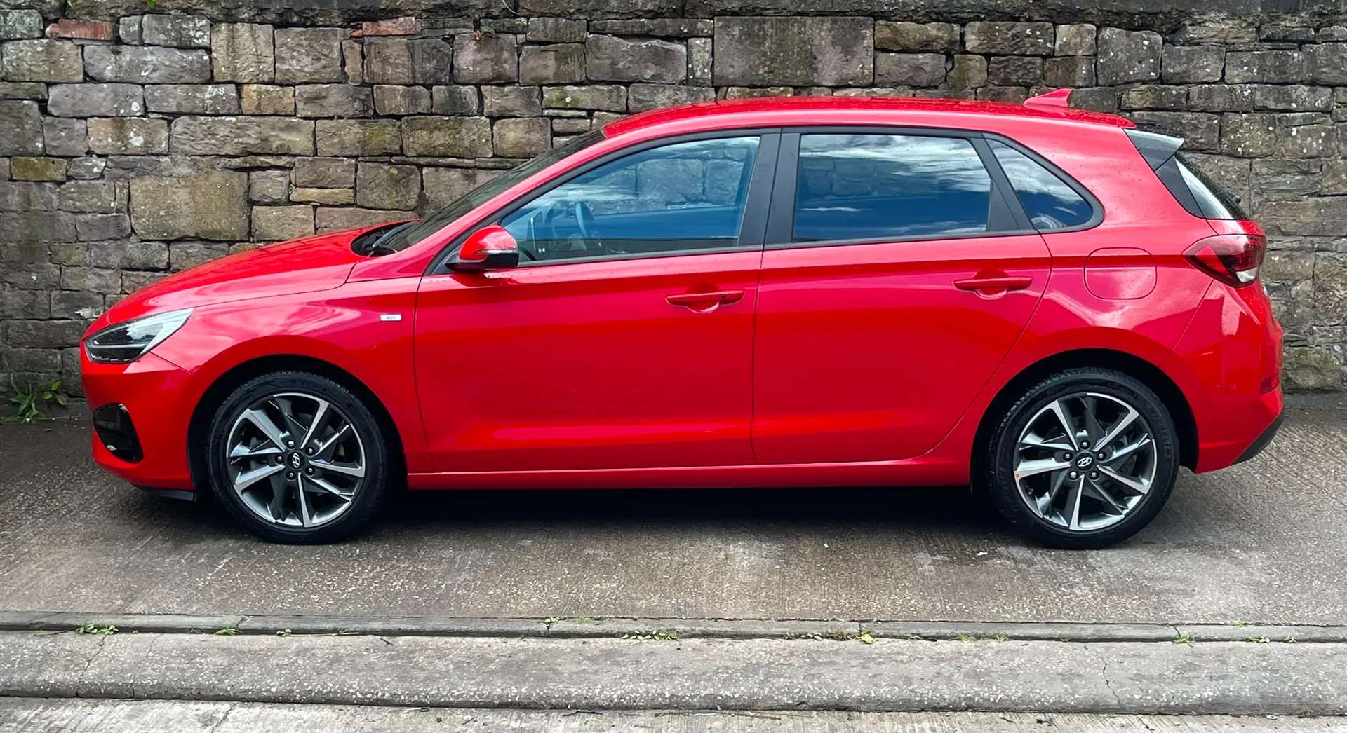 A 2024 HYUNDAI I30 1.0T GDi Premium 5dr DCT âHEATED SEATSâSAT NAVâ A 2024 HYUNDAI I30 1.0T GDi Premium 5dr DCT âHEATED SEATSâSAT NAVâ
