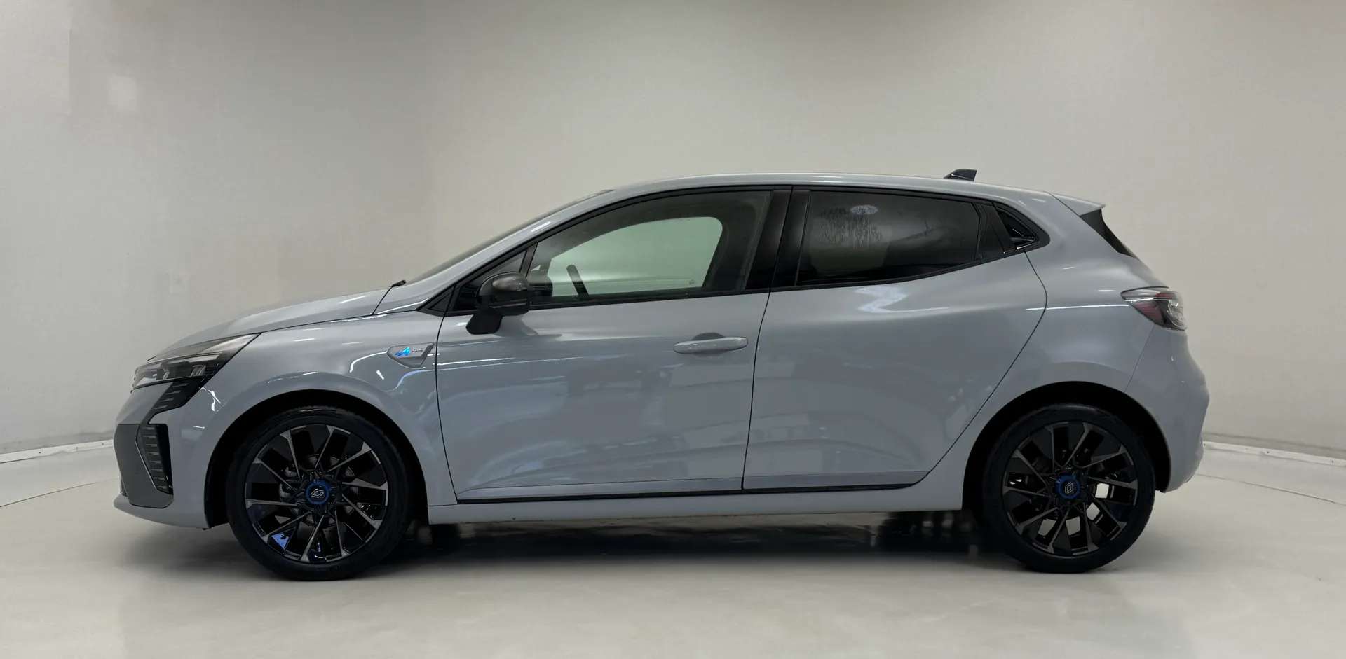 A 2025 RENAULT CLIO 1.0 TCe 90 Esprit Alpine 5dr A 2025 RENAULT CLIO 1.0 TCe 90 Esprit Alpine 5dr