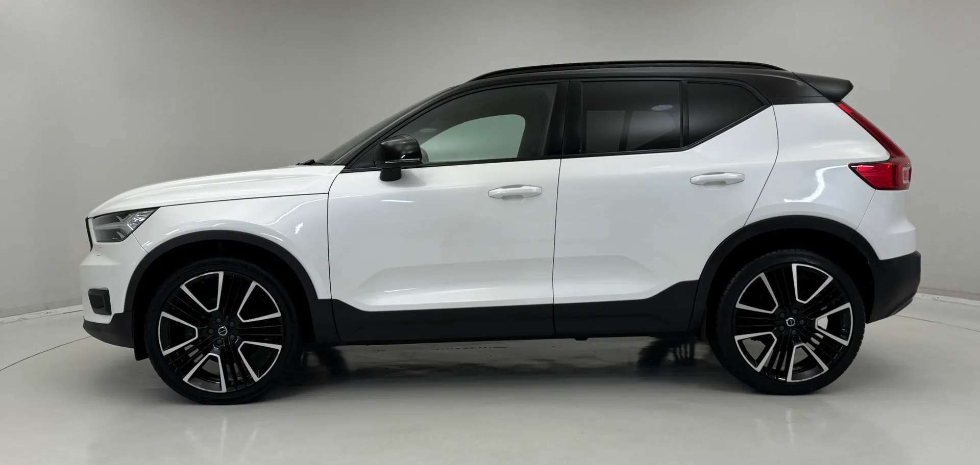 A 2021 VOLVO XC40 2.0 B5P R DESIGN Pro 5dr AWD Auto A 2021 VOLVO XC40 2.0 B5P R DESIGN Pro 5dr AWD Auto