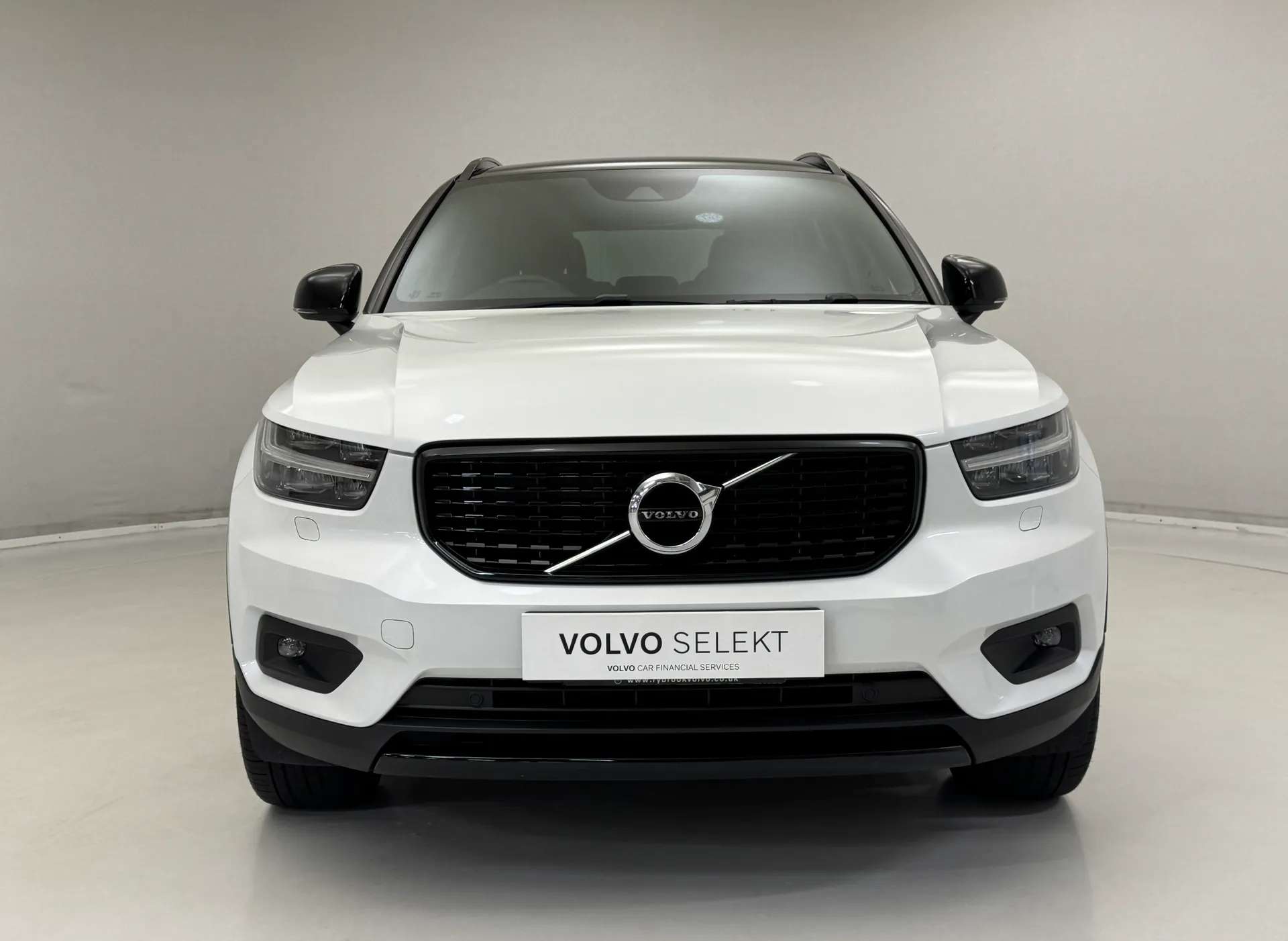 A 2021 VOLVO XC40 2.0 B5P R DESIGN Pro 5dr AWD Auto A 2021 VOLVO XC40 2.0 B5P R DESIGN Pro 5dr AWD Auto