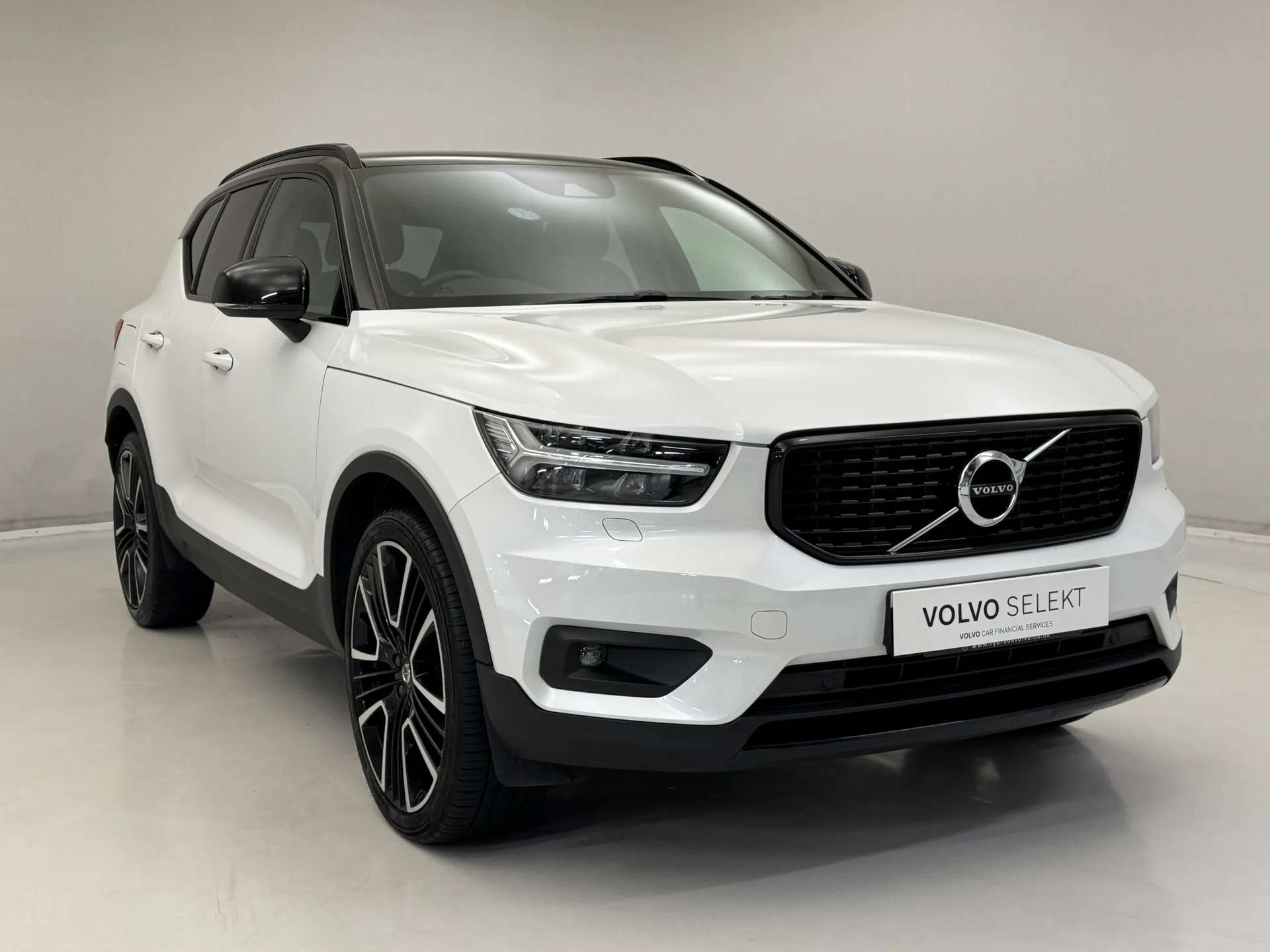 A 2021 VOLVO XC40 2.0 B5P R DESIGN Pro 5dr AWD Auto A 2021 VOLVO XC40 2.0 B5P R DESIGN Pro 5dr AWD Auto