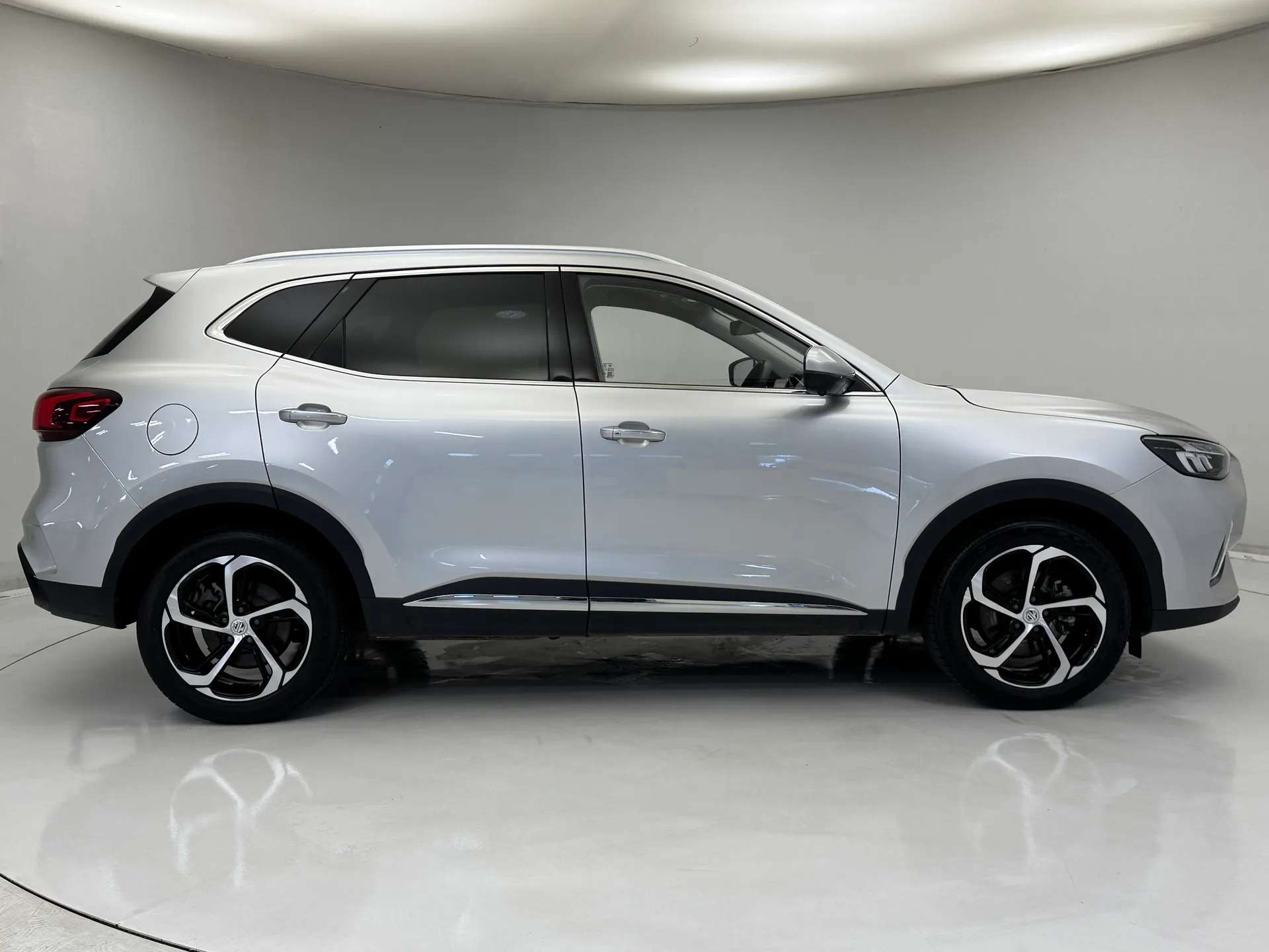 A 2024 MG HS 1.5 T-GDI PHEV Trophy 5dr Auto ð Full MG Service History ð A 2024 MG HS 1.5 T-GDI PHEV Trophy 5dr Auto ð Full MG Service History ð
