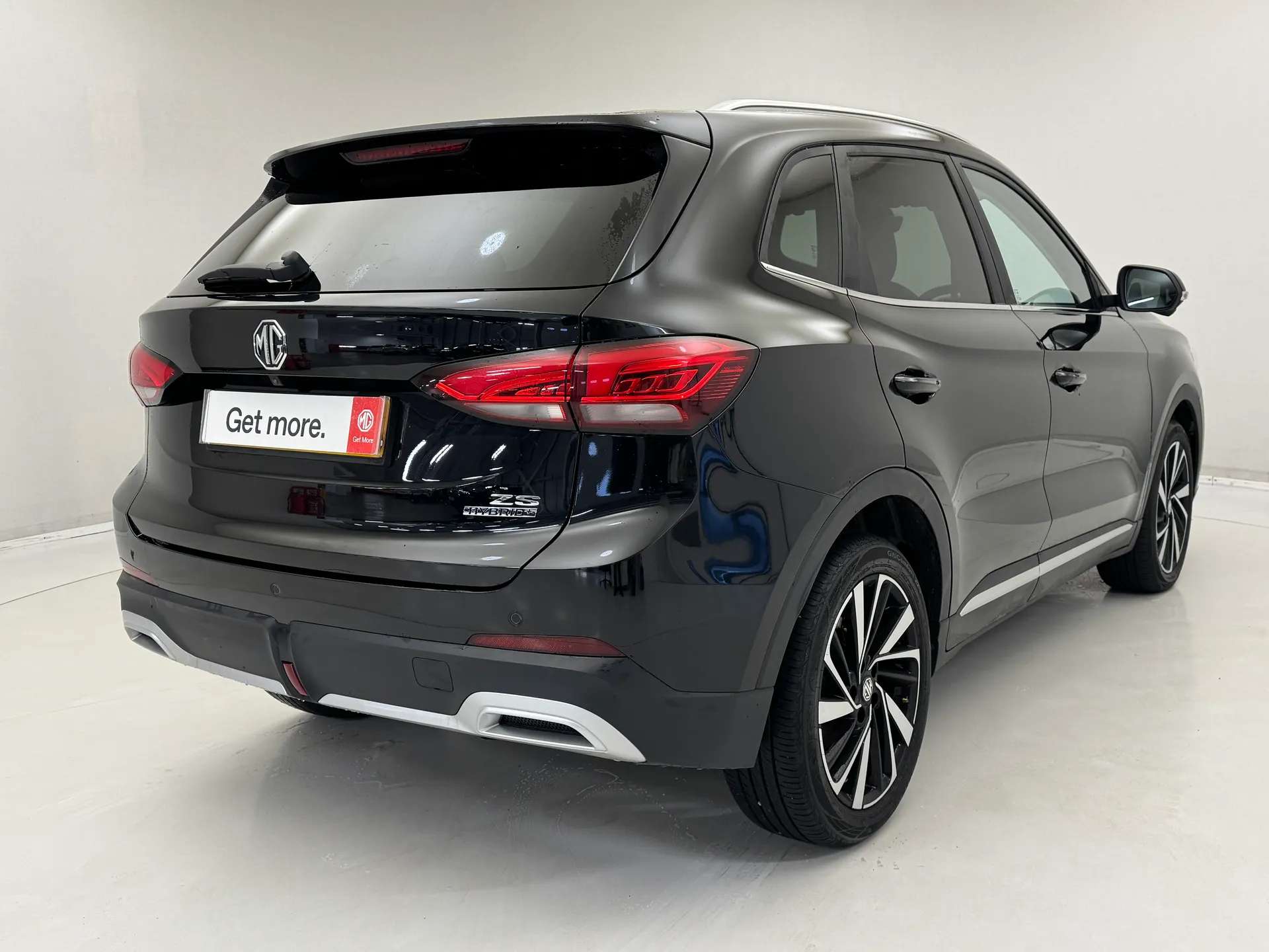 A 2025 MG MOTOR UK ZS 1.5 Hybrid+ Trophy 5dr Auto â
£750 + 8.9% APR â
A 2025 MG MOTOR UK ZS 1.5 Hybrid+ Trophy 5dr Auto â
£750 + 8.9% APR â