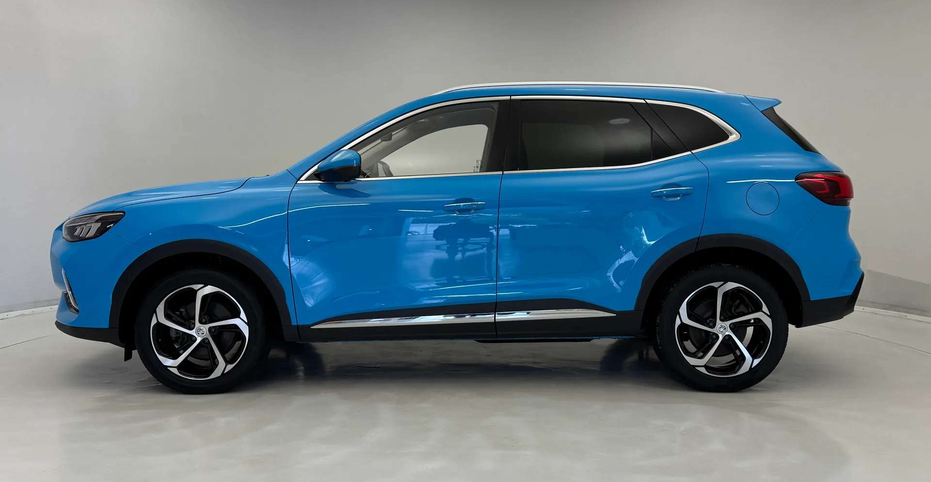 A 2023 MG HS 1.5 T-GDI PHEV Trophy 5dr Auto ðµPremium Plug-In Hybrid ðµ A 2023 MG HS 1.5 T-GDI PHEV Trophy 5dr Auto ðµPremium Plug-In Hybrid ðµ
