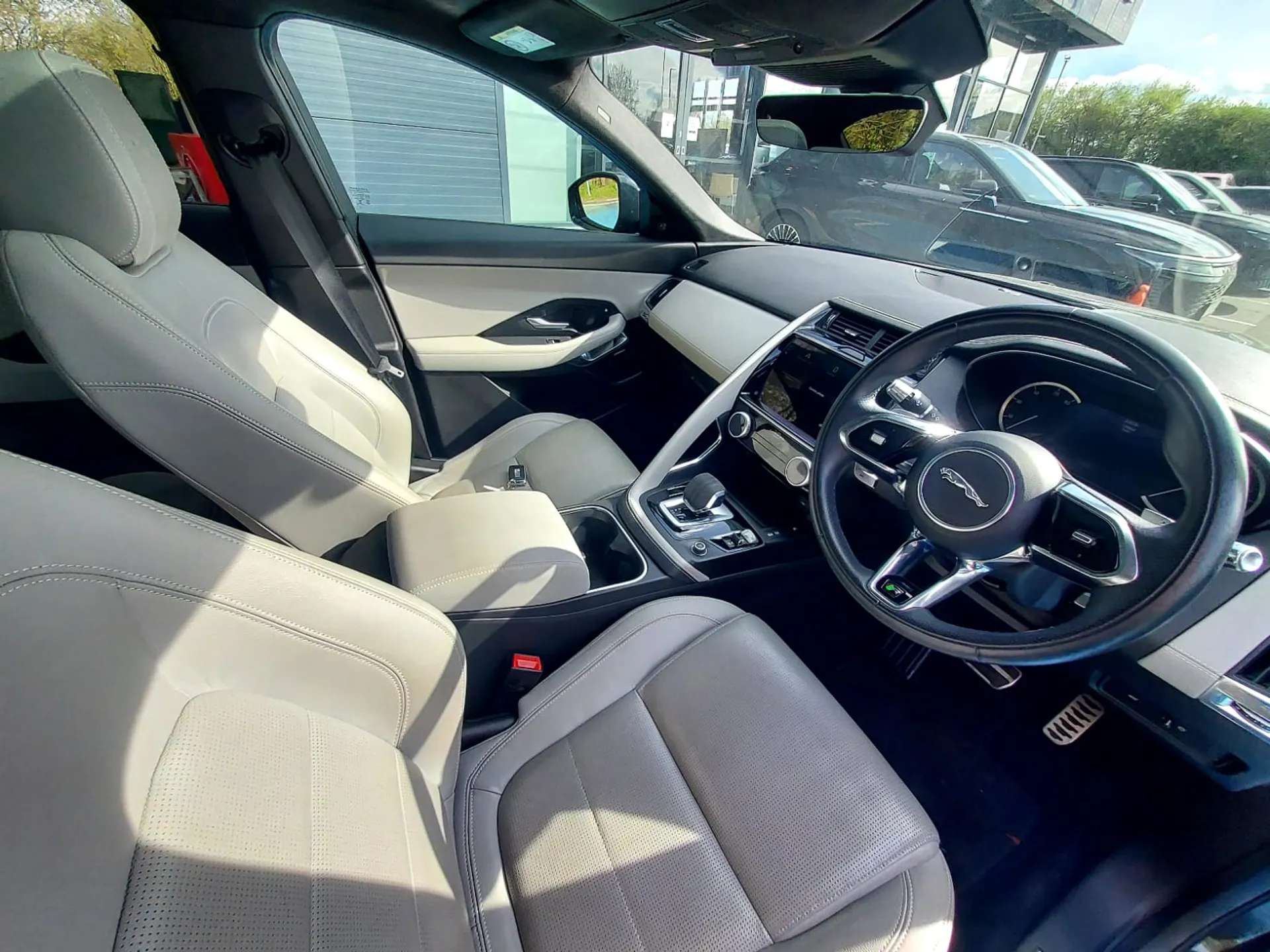 A 2021 JAGUAR E-PACE 2.0 D200 R-Dynamic SE 5dr Auto A 2021 JAGUAR E-PACE 2.0 D200 R-Dynamic SE 5dr Auto